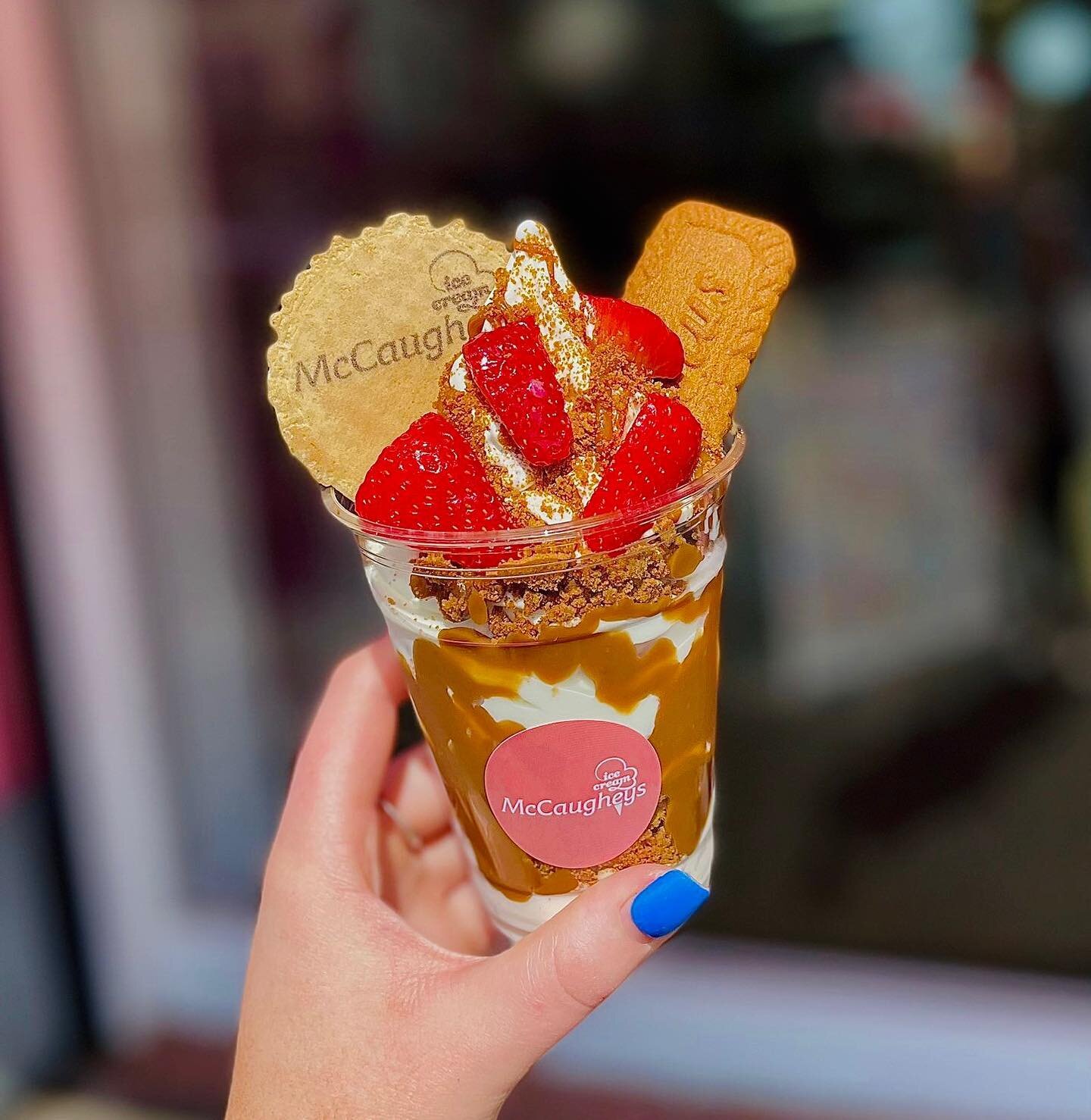 Biscoff &amp; Strawberries&hellip;😋

Must try combination!! 🍓🍦Open to 9pm EVERYNIGHT.

#mccaugheysicecream