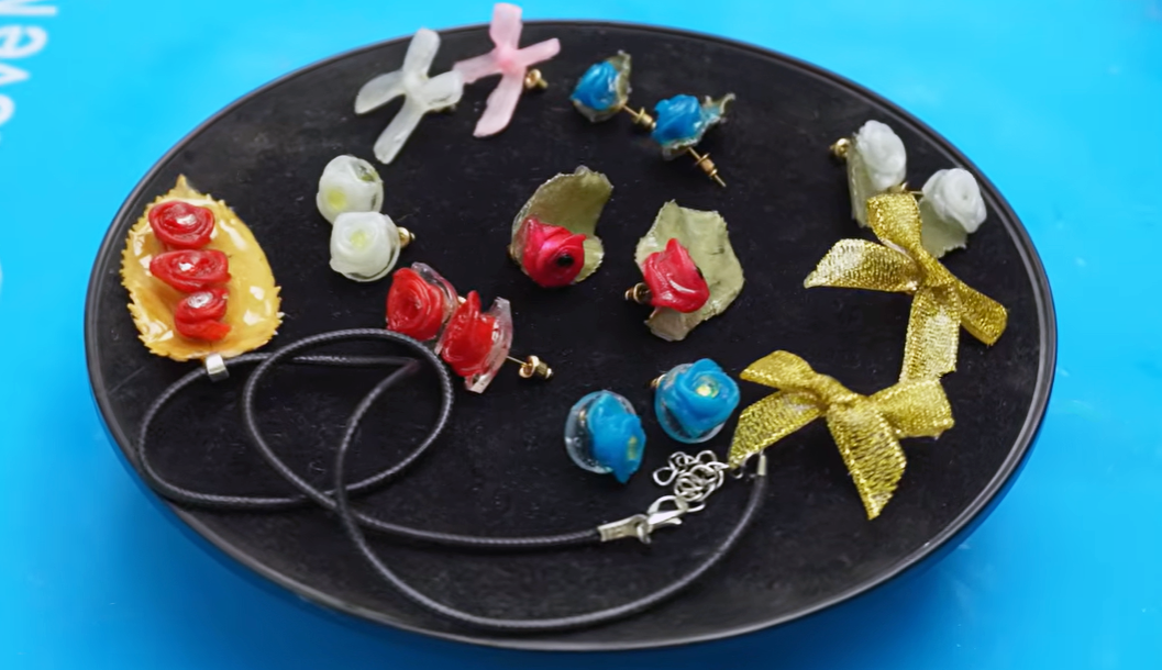 Turn Inexpensive Shop Finds Into a Profitable Resin Jewellery Side Hustle