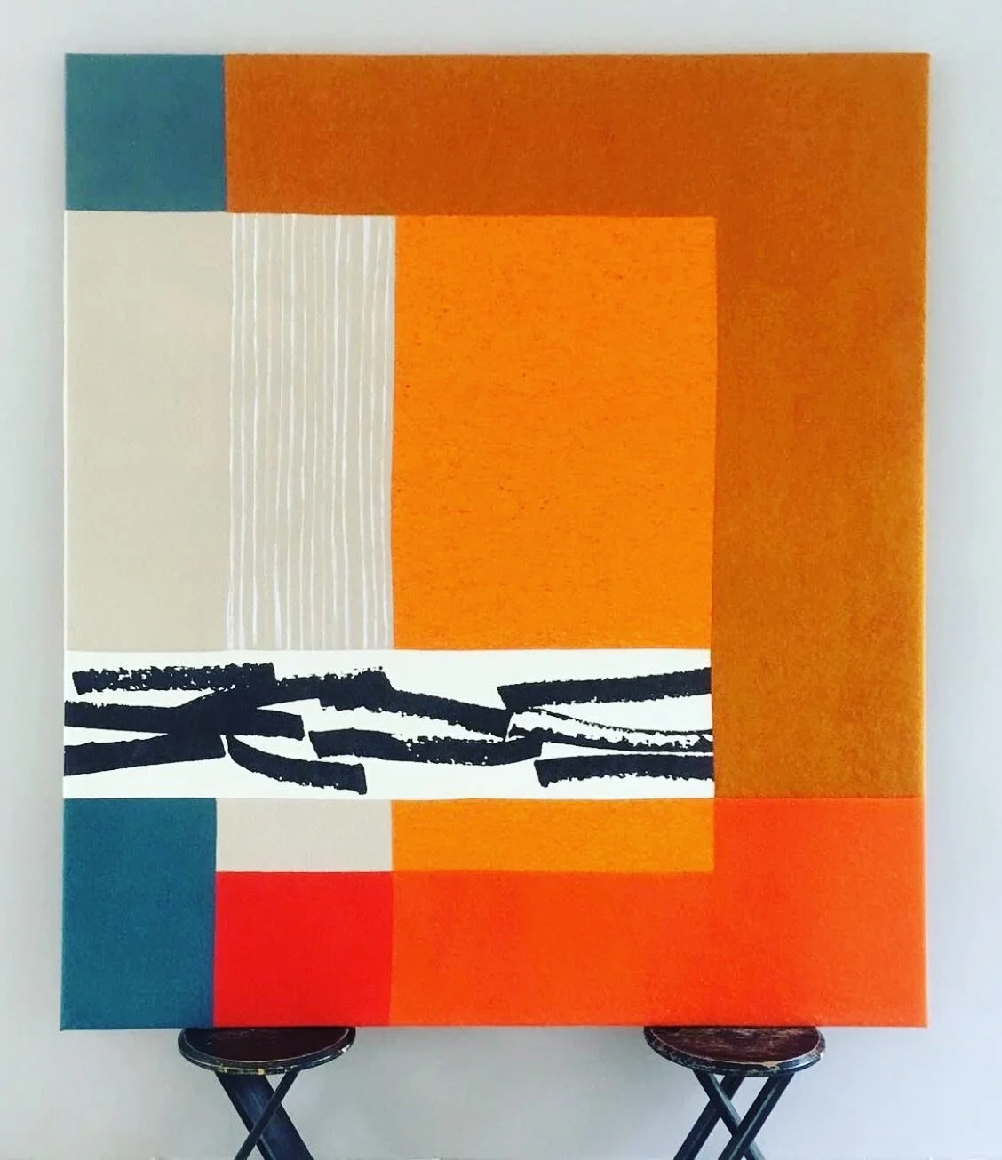 ever wondered how to avoid furniture at all in a room but still make the space inviting? ✨Choose the most inspiring rug you can find in the biggest size possible and if its too expensive take a loan and get it anyway✨now you only need a candle and a 