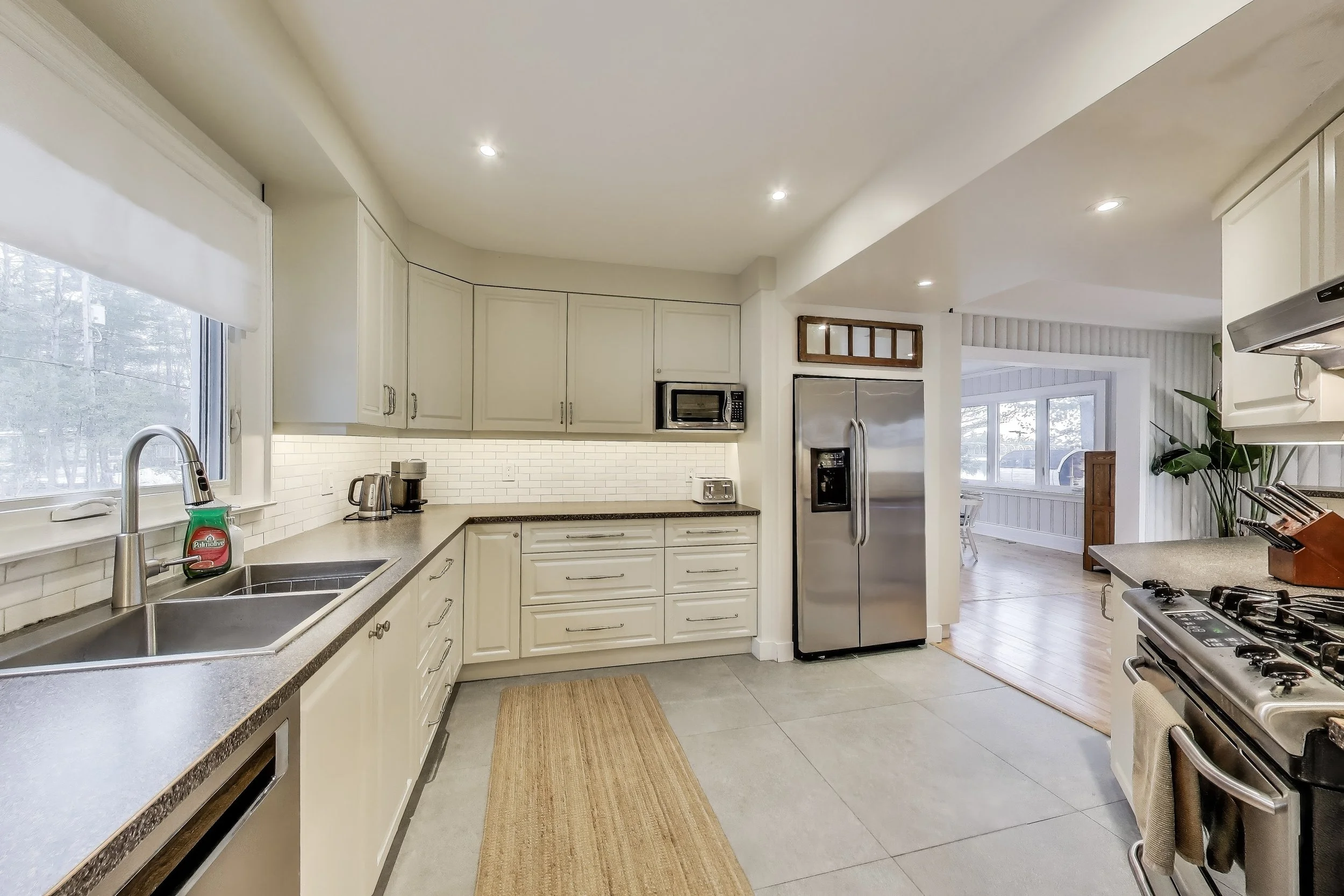 Fully equipped kitchen, featuring modern appliances and ample counter space—ideal for preparing meals after a day of golf or lake activities in Ontario's cottage country.