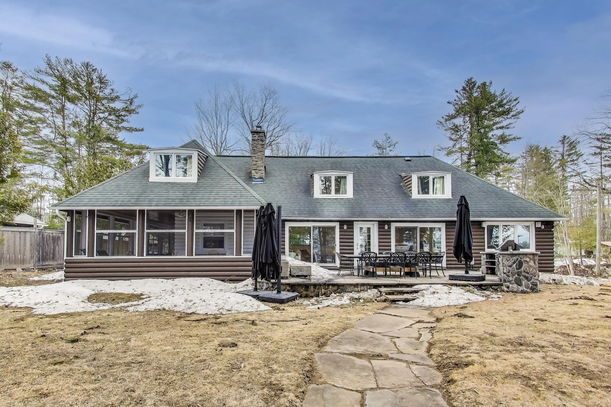 Spacious cottage that sleeps 12, featuring expansive indoor and outdoor living spaces, lakefront access with a private dock, outdoor sauna, and easy access to top golf courses. Perfect for family getaways or group golf trips in Ontario’s stunning cot