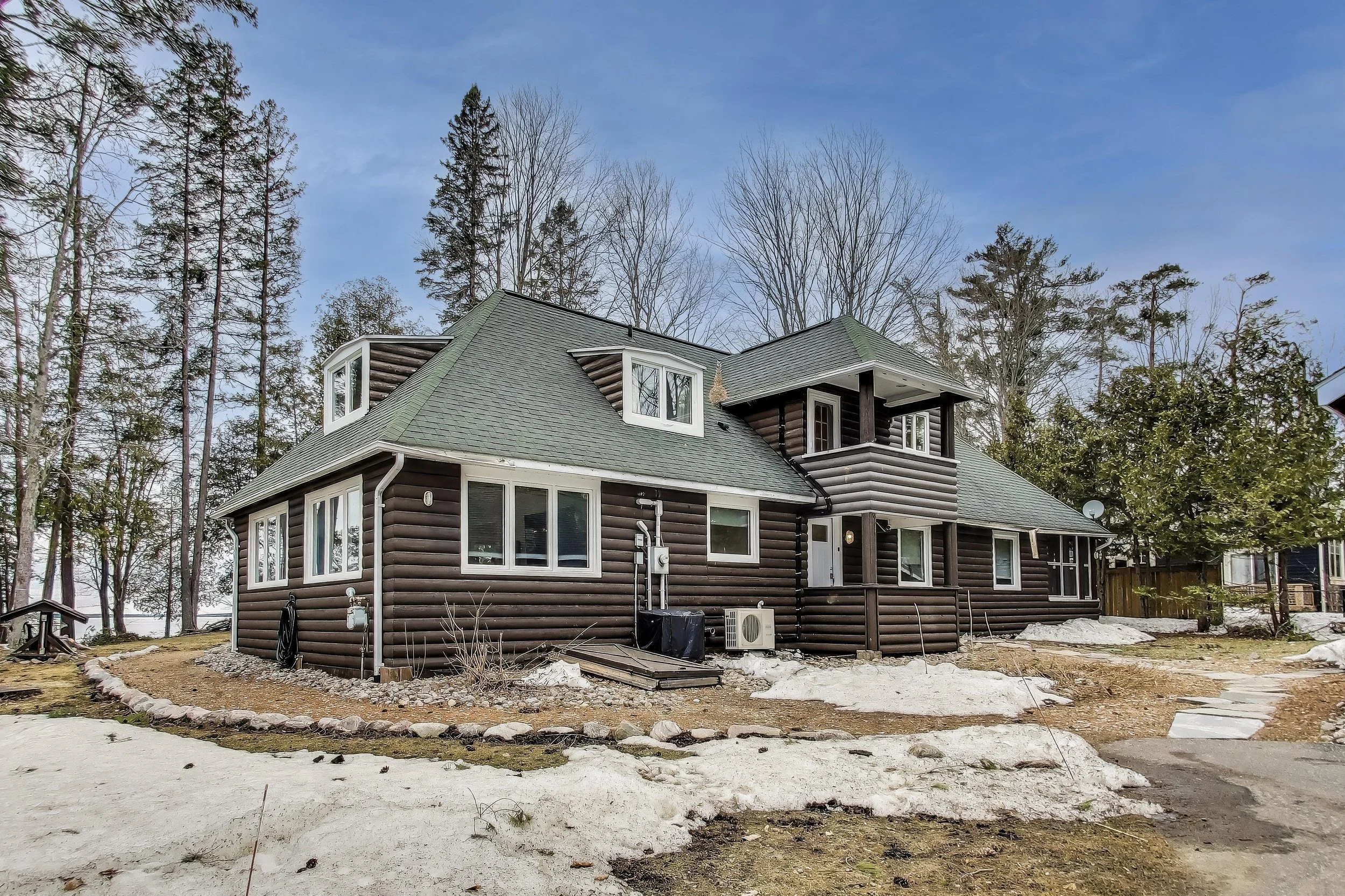 Spacious cottage that sleeps 12, featuring expansive indoor and outdoor living spaces, lakefront access with a private dock, outdoor sauna, and easy access to top golf courses. Perfect for family getaways or group golf trips in Ontario’s stunning cot