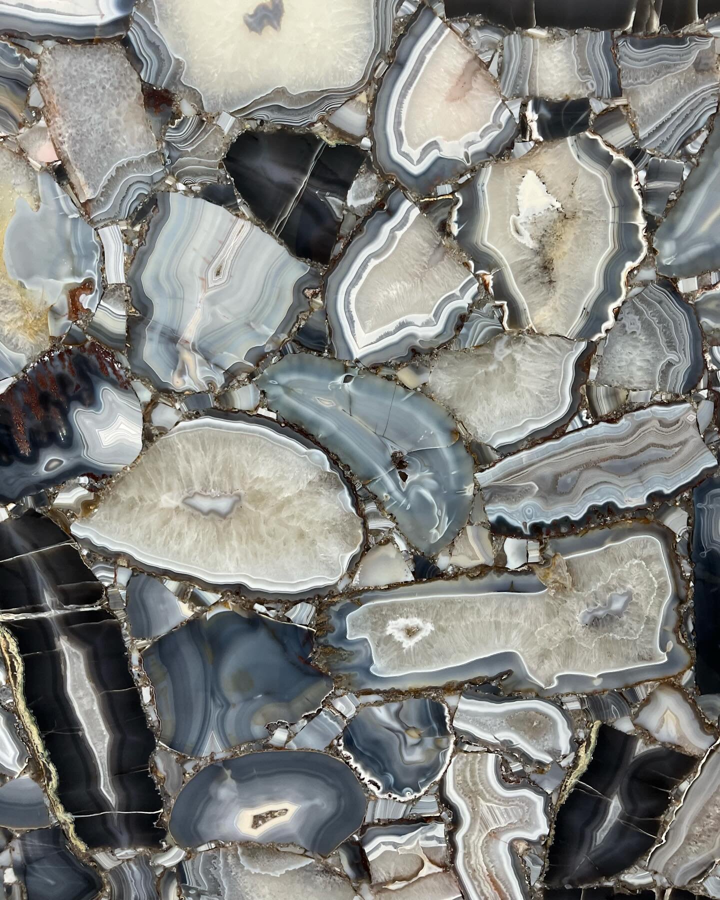 Material sourcing is one of the best parts of our job 🔍 Yesterday we drooled over slabs at @walkerzanger. If you haven&rsquo;t been, their valley location is a must-see- it&rsquo;s the ultimate designer playground ✨

#slabpicking #travertineslab #si