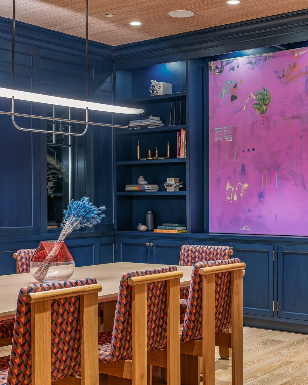 One of our favorite dining room redesigns for our clients off Boca de Canon Lane. Intimate spaces like this dining room are such a fun portal for creativity and color. 

#brentwoodhomes #losangelesinteriors #diningroomdecor #diningroominspo #diningch