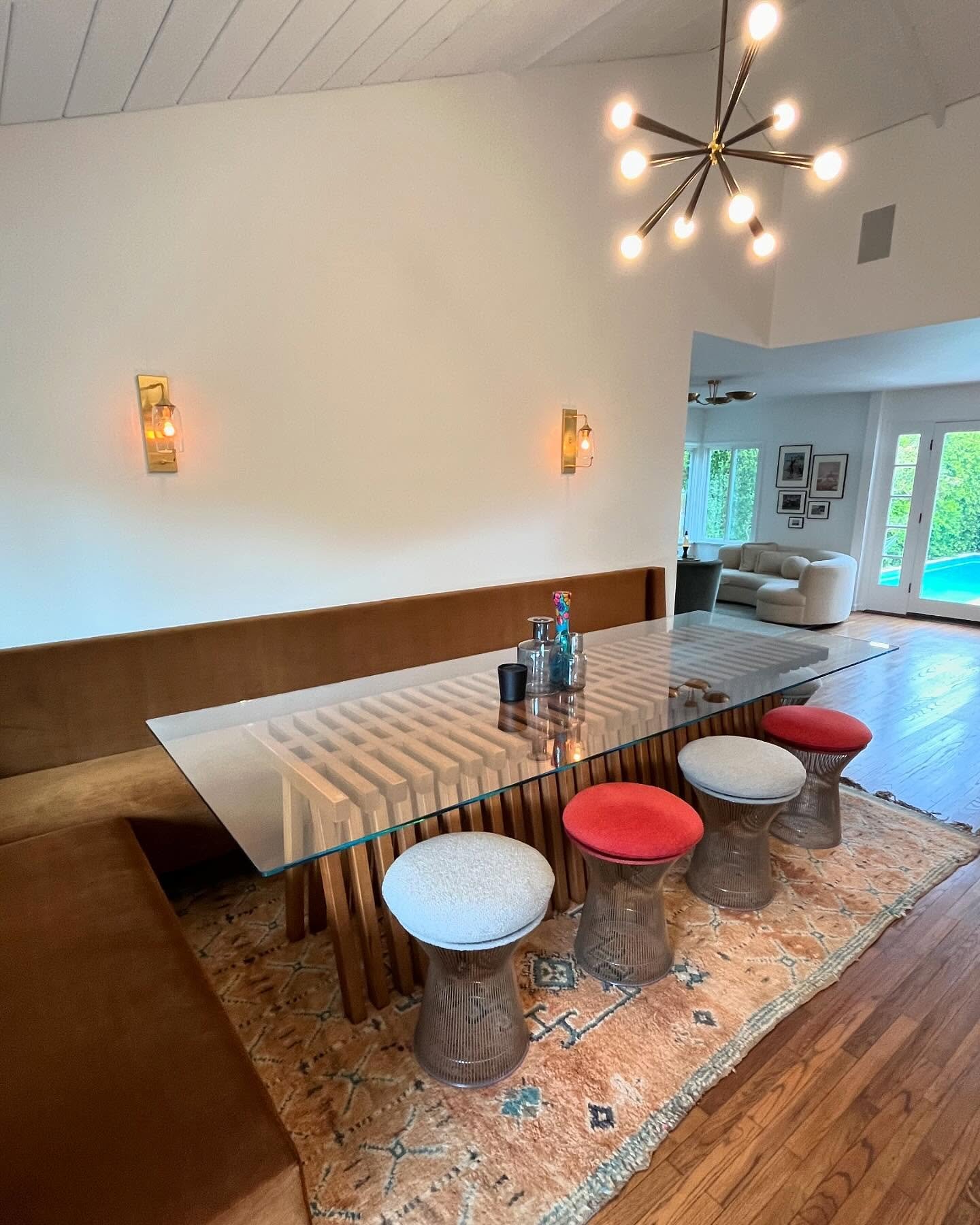 Warren Platner stools, a custom table &amp; banquette for our Playa Del Rey clients ☺️ Love this dining moment. 

#diningroomdecor #custombanquette #customdesigns #customtable #interiordesigntrend #warrenplatner #warrenplatnerstool #warrenplatnerfurn