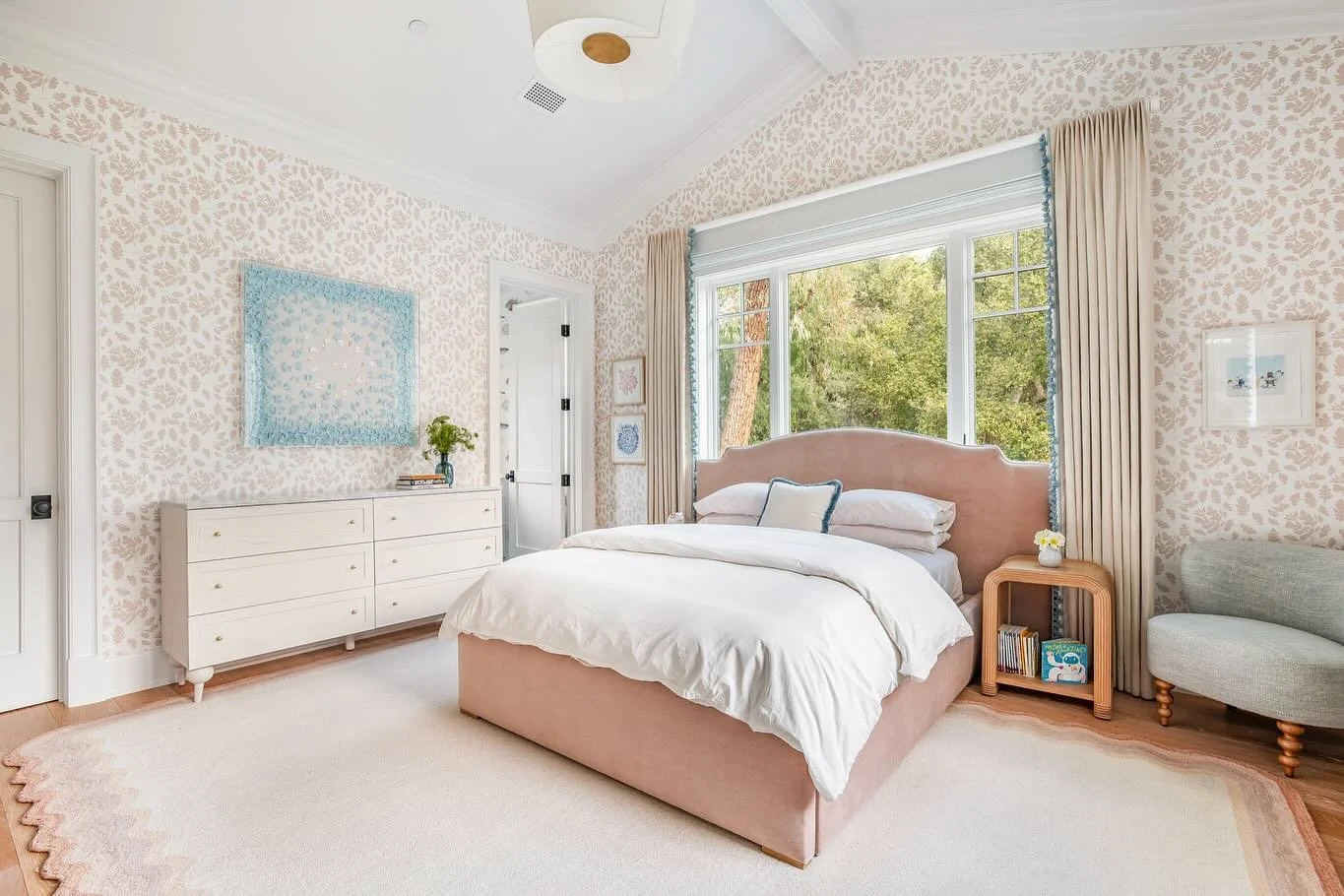 This little girls&rsquo; room was such a dream to piece together- especially the custom bed and gorgeous wallpaper 🌸 How much would your daughter love this?? Tell us below 👇 

#kidsrooms #kidsroominspo #kidsroomdesign  #littlegirlsroom #girlsdecor 