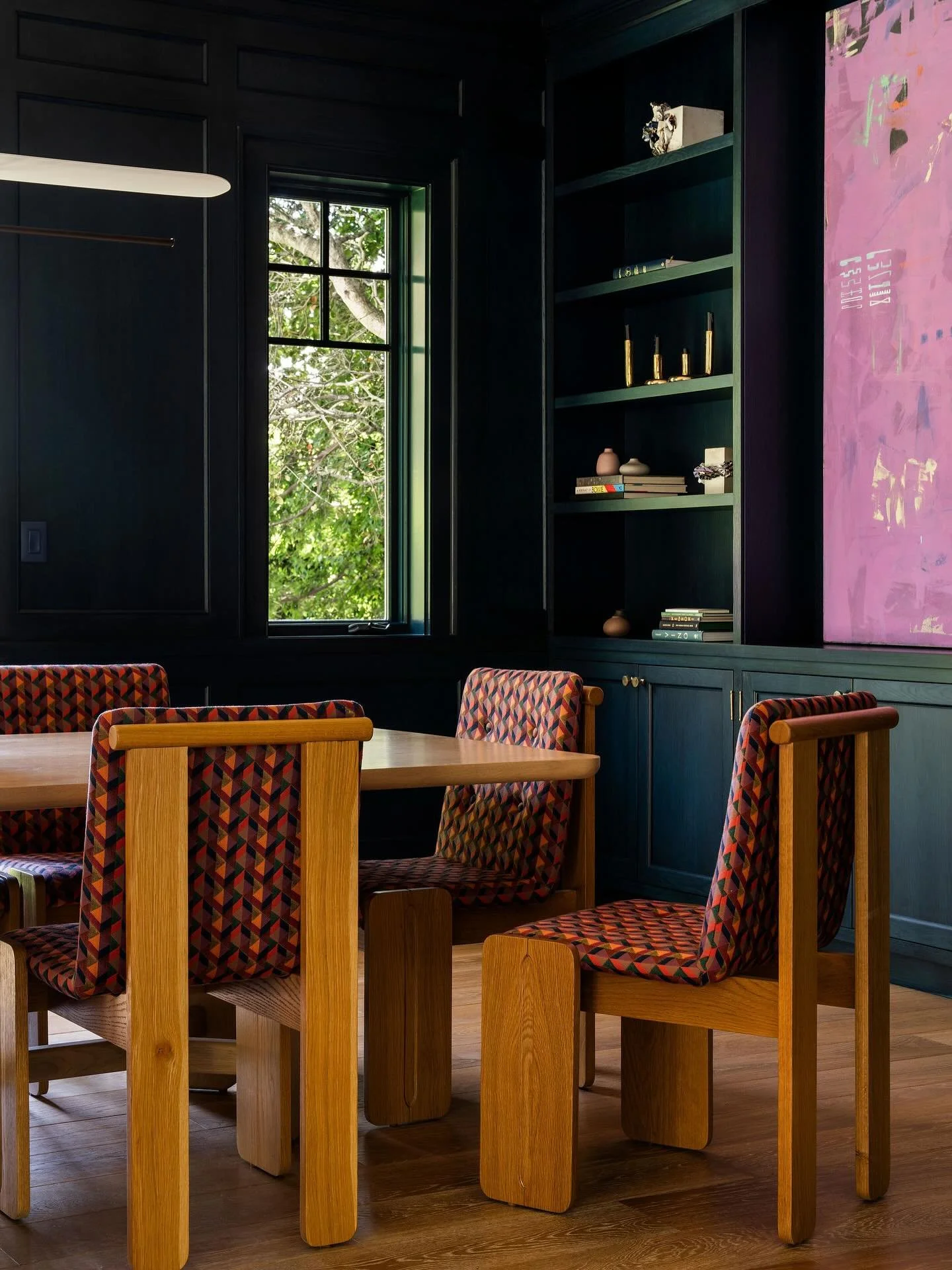 One of our favorite past projects&mdash;custom dining chairs, and just the right amount of color. 
Boca de Canon, Los Angeles. 

#mandevillecanyon #losangelesinteriors #losangelesdesigner #losangelesinteriordesign #designinspᴏ #contemporarydesign #co