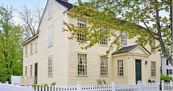 It&rsquo;s slowly beginning to pop spring around New England and what better time to refresh with paint.  Take a little peek inside this newly-renovated historic New England home and its refined palette of historic colors. 

#benjaminmoorepaints #ben