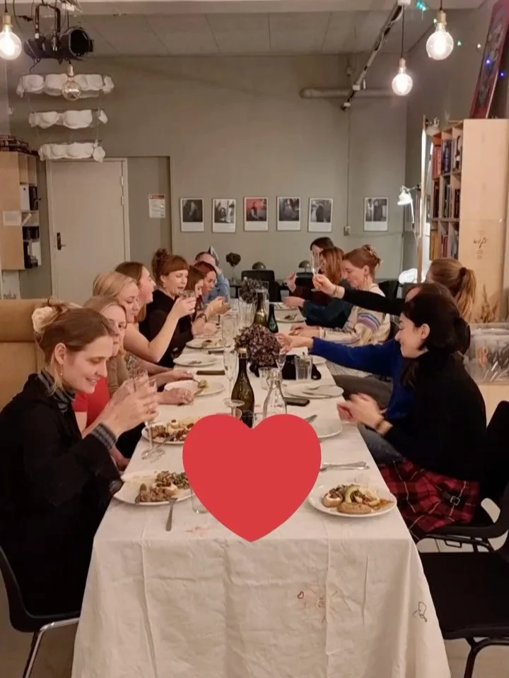 Gl&aelig;delig jul fra Re:wair!! Her ser i vores julekomsammen hvor der blev spist l&aelig;kker mad og der blev konkurreret i forskellige quizzer og lege 🕯️