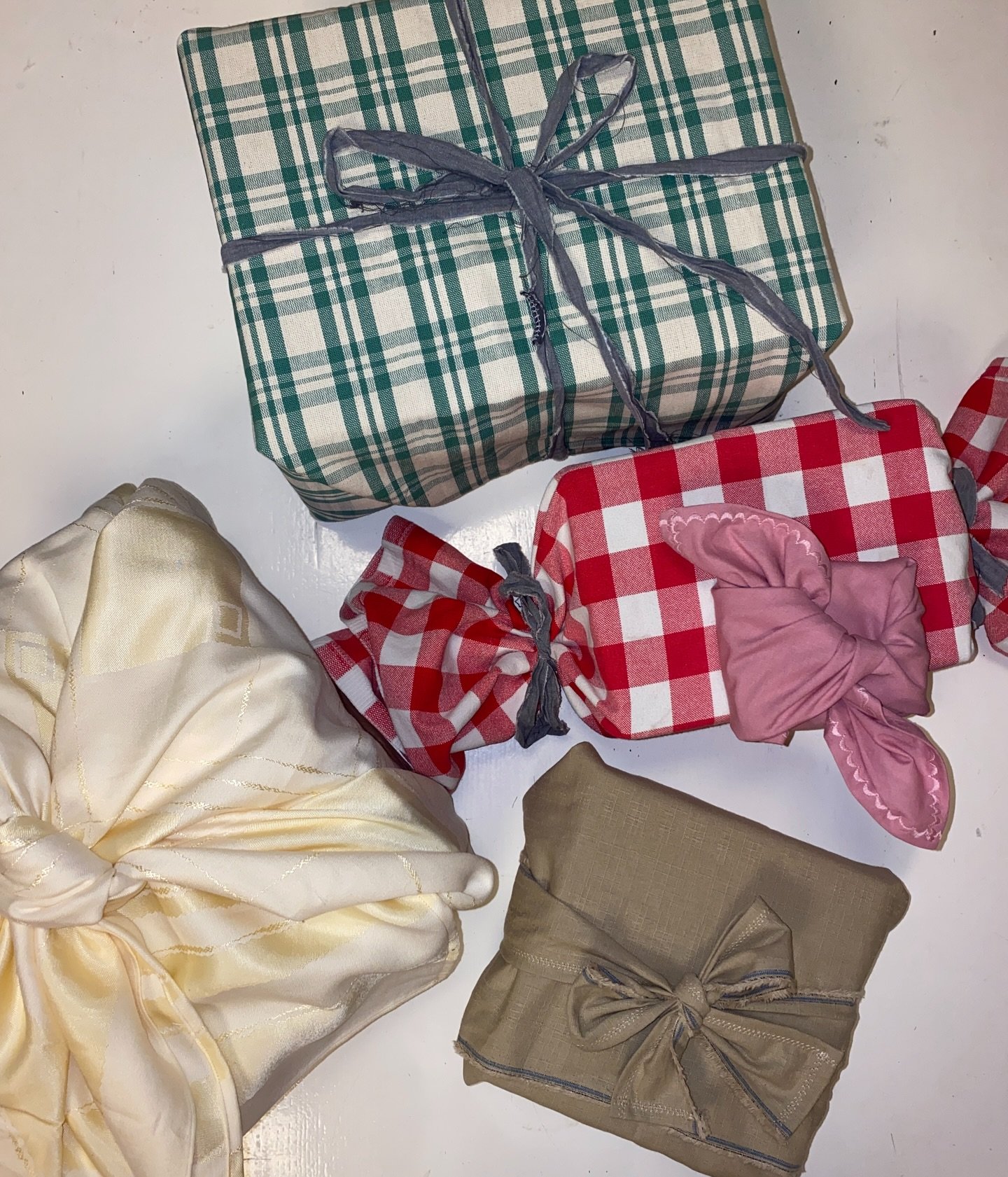 Gl&aelig;delig jul fra Re:wair 💚💚 Vi &oslash;nsker os mindre spild. Mere ansvar. Mere f&aelig;llesskab - TAK fordi I f&oslash;lger med i vores mission om at bek&aelig;mpe tekstilaffald og give nyt liv til kasserede tekstiler 🌟