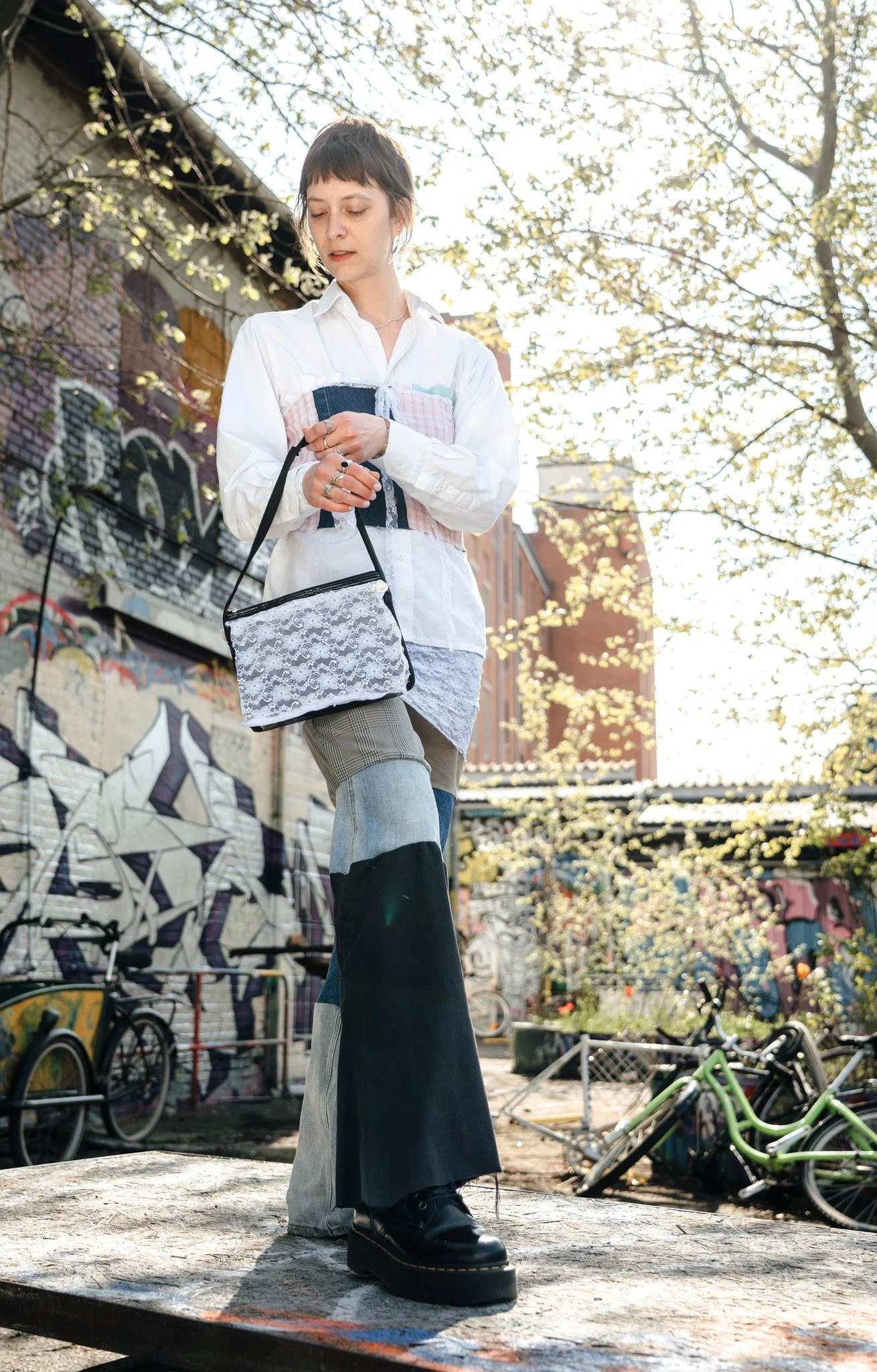 VINDER af People's Choice (Upcycling Challenge 2026 Store Rebel): Vigga Hvid Engstr&oslash;m. 13-&aring;rige Vigga, har gerne ville skabe et glamour&oslash;st hverdags-outfit, som er lidt b&oslash;rnet, samtidig med at kunne bruges af b&aring;de unge