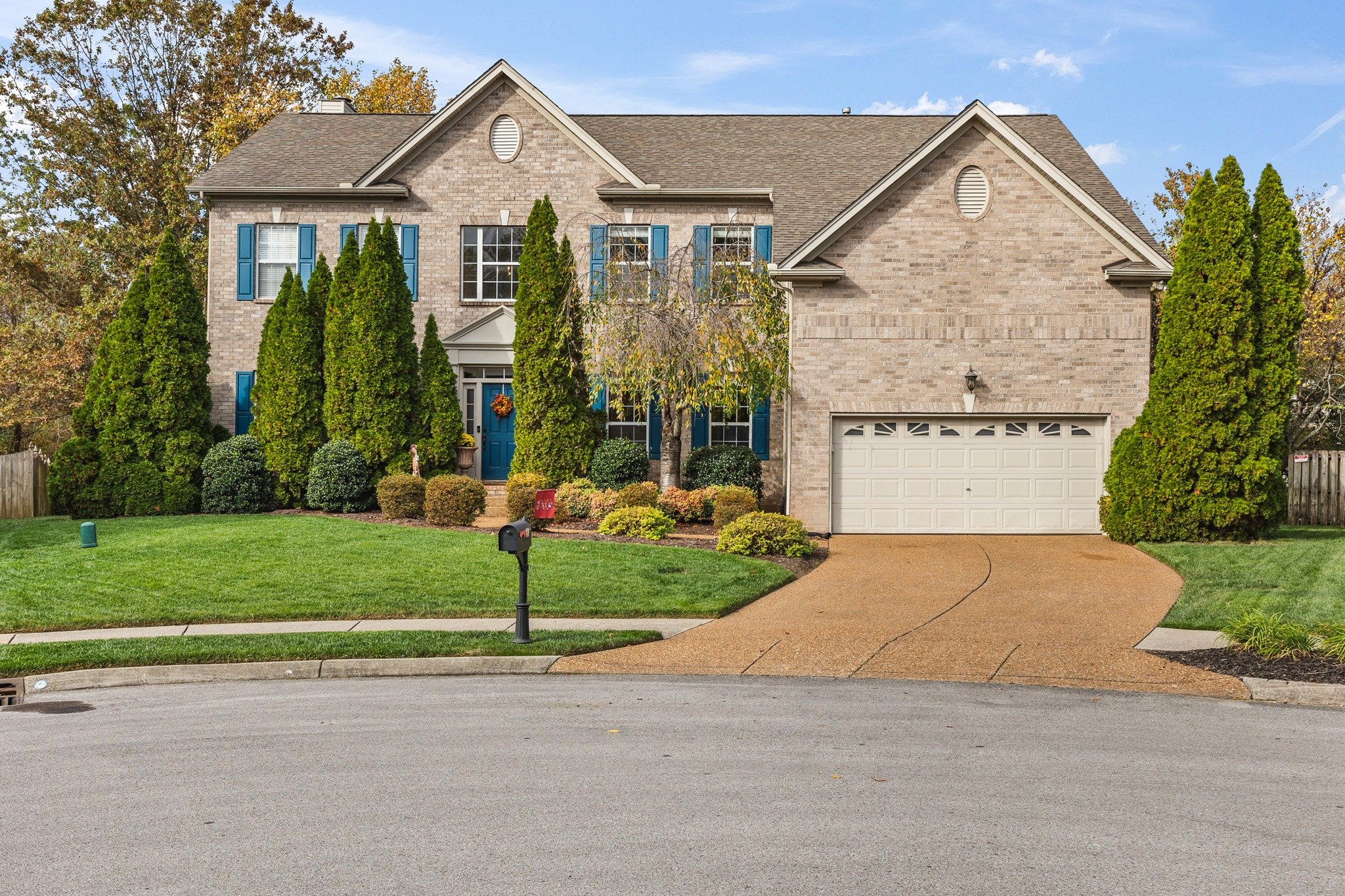 JUST LISTED 🔥🔥

Beautiful home nestled in the highly sought-after Cheswicke Farms in Franklin, TN.

👉 5 beds, 4 full baths 3856 SF
👉 Spacious bonus room on the second floor
👉 Custom built-Ins
👉 Screened porch with vaulted ceiling built by The P