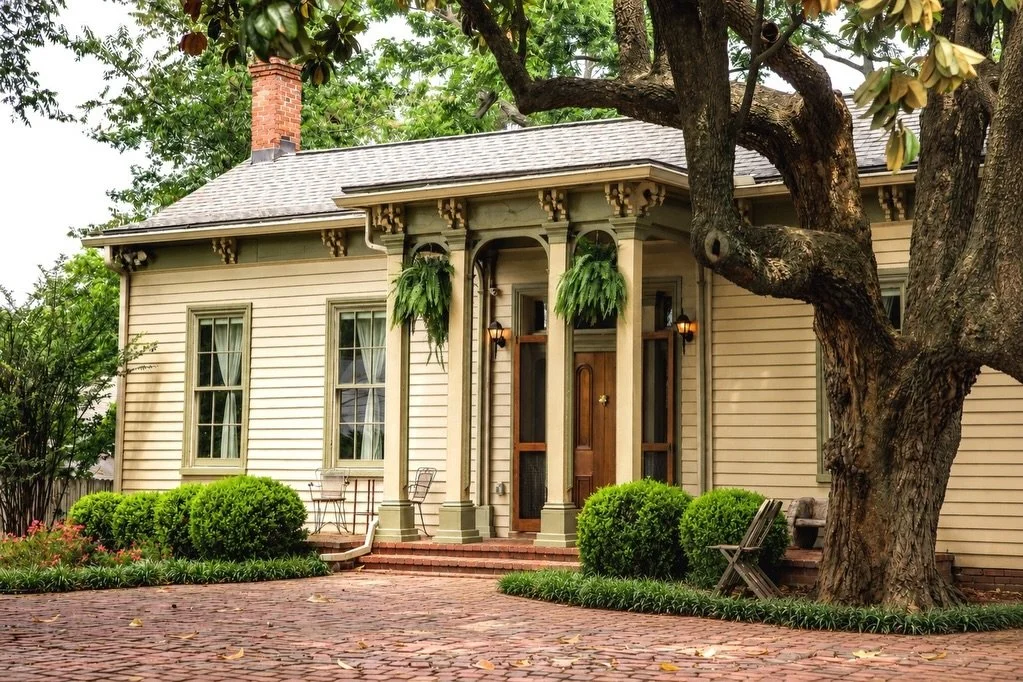 Historic East Nashville Landmark on Nearly an Acre ❤️

📍1703 Greenwood Ave, Nashville, TN 37206
💰 $1,595,000

🛏 3 Bedrooms
🛁 1.5 Bathrooms
📐 2,243 Sq Ft
🌳 0.88 Acres

Welcome to Eastwood Manor, a truly rare opportunity to own the oldest home in