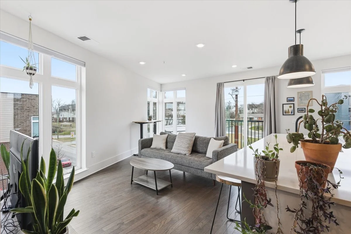 No Neighbors Above. No Neighbors Beside. Just East Nashville. #justlisted 

📍1509 Porter Rd #301
Nashville, TN 37206

1 Bed | 1 Bath | 924 SqFt

👉Third-floor privacy
👉Floor-to-ceiling windows
👉Private landing for morning coffee ☕️
👉Open-concept 