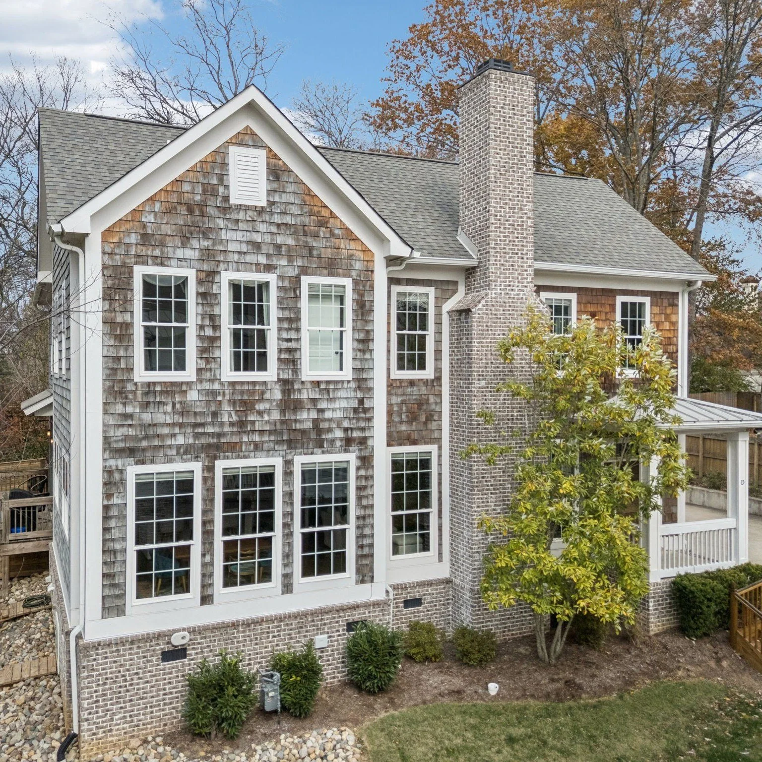 Prime Location in the Heart of Green Hills!

$1.199M &bull; 5 Beds &bull; 5.5 Baths &bull; 3,246 Sq Ft
3304D Hobbs Rd &bull; Nashville, TN 37215

Highlights:
&bull; Designed by Atlanta architect J.P. Curran
&bull; Tucked inside a private four-home en