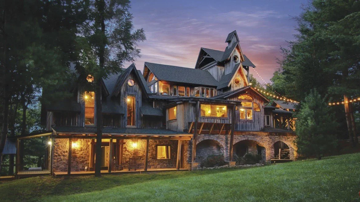 The Famed Dark Horse Studio &amp; Estate  is for sale!
👉 Iconic 10-acre riverfront compound &mdash; a true legacy property
👉 Includes both famed Dark Horse Studios &amp; Dark Horse Manor
👉 Over 23,000 sq ft of living + creative space
👉 Built with