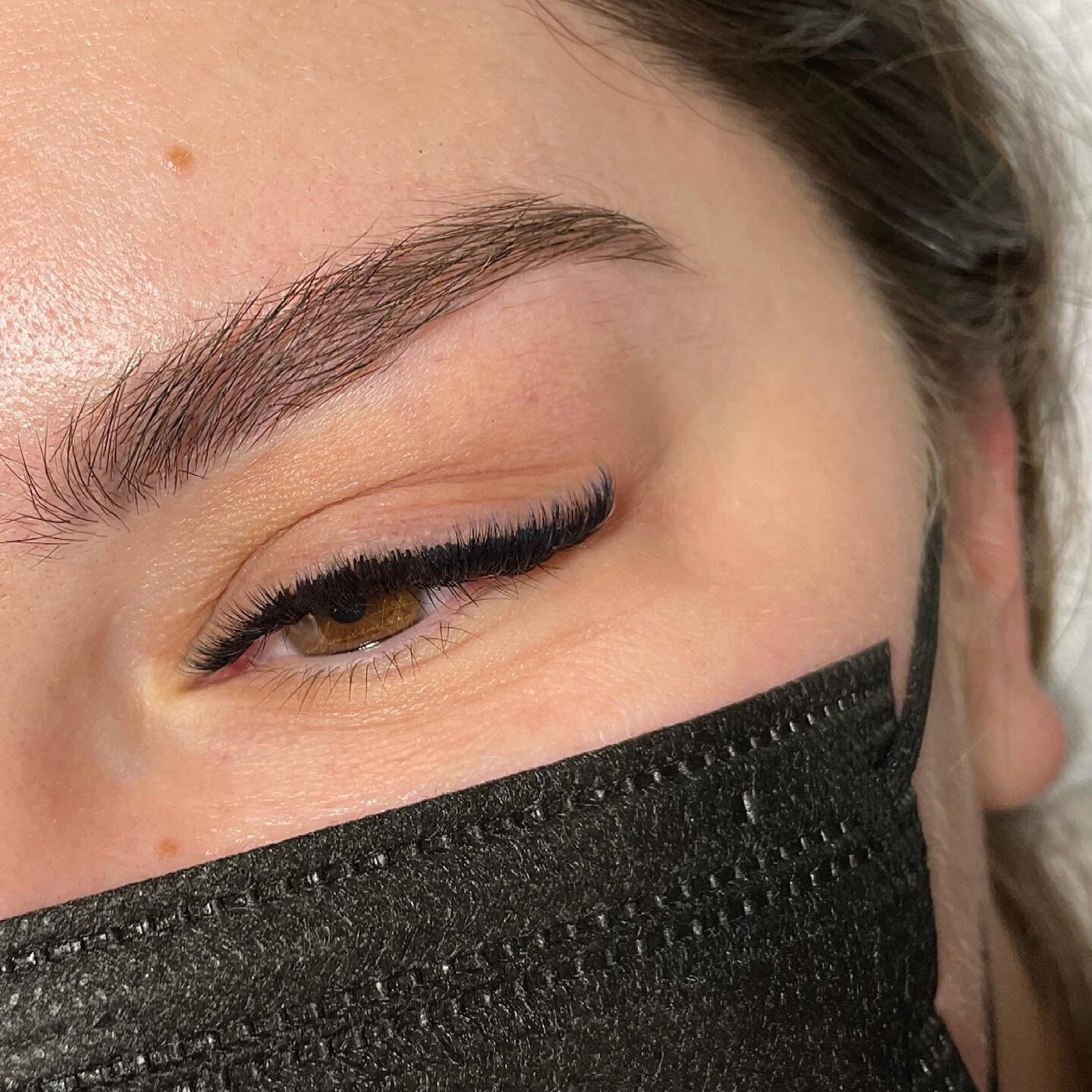 Winged Eyeliner Look
Using short lengths 7-9mm