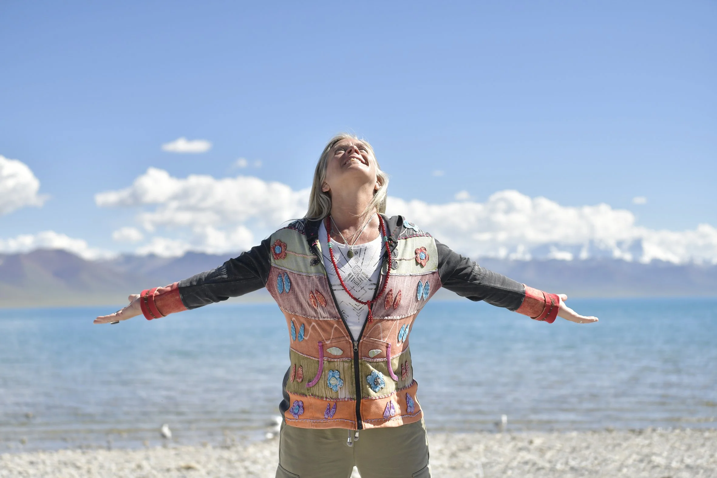 Et si la spiritualité ne consistait pas à chercher la lumière au bout du chemin… mais à apprendre à reconnaître celle qui est déjà présente en chacun de nous ?