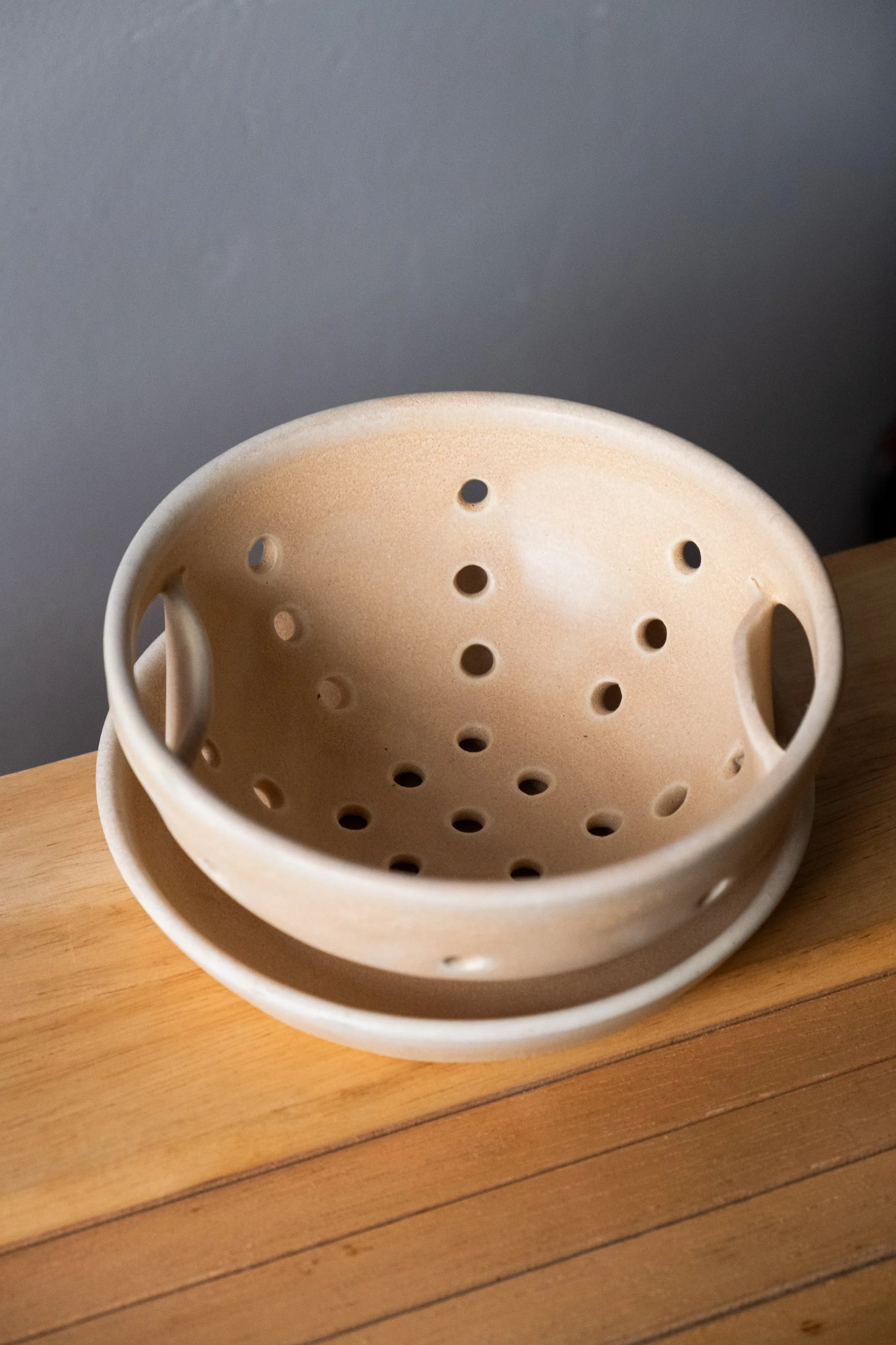 Small Berry Bowl with Handles (Oatmeal)