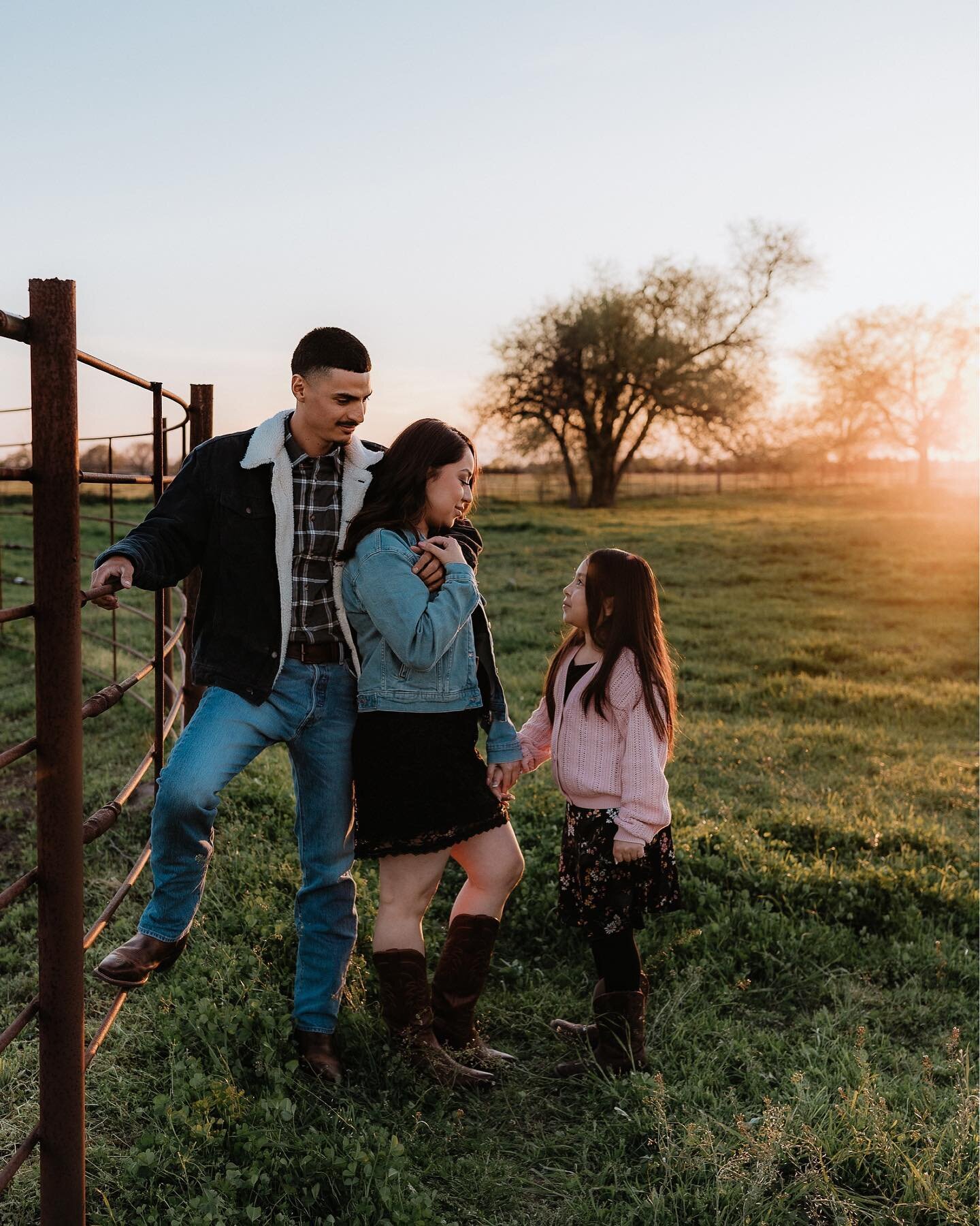 The sweetest family session on their ranch 🫶🏼🥹

#dfwphotographer #dfwfamilyphotographer #dfwmotherhoodphotographer #familysessionphotographer
