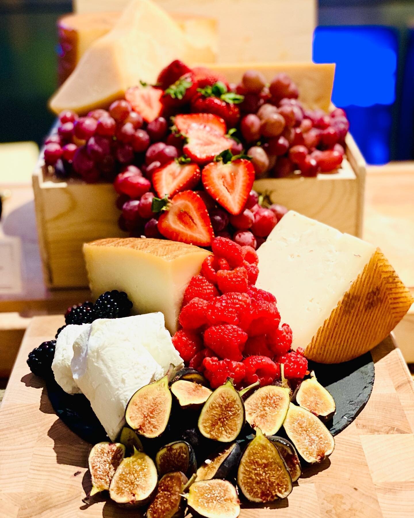 Game day cheese board is always a good idea 🧀

#cheeseboard #grazingboard #cheeseandwine #chasecenter #tasteofchasecenter