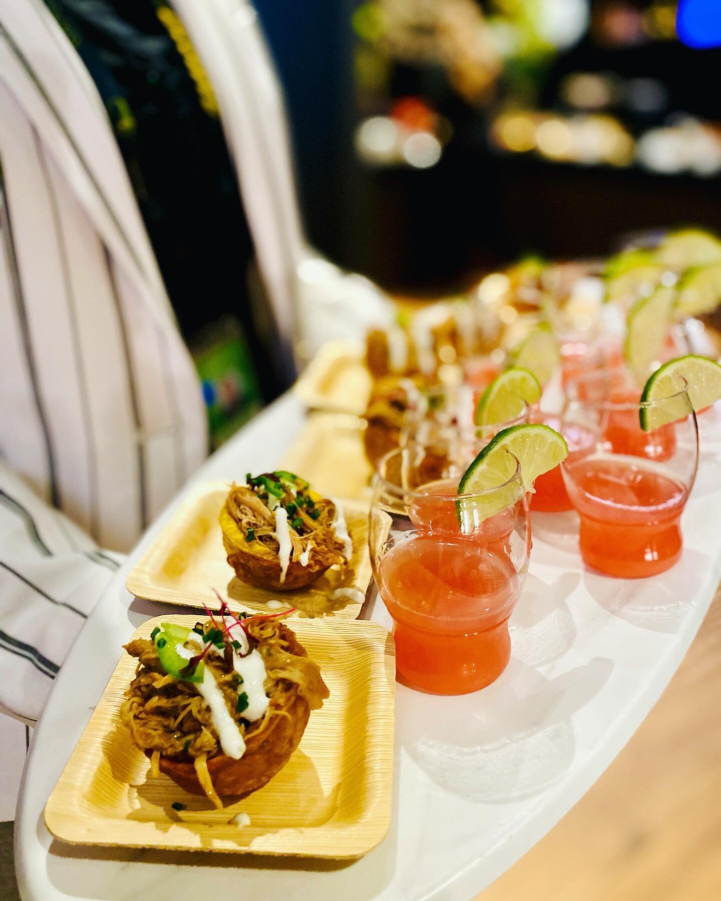 ✨The Bank Shot✨
// jerk chicken bites served in plantain cups topped with a lime crema paired with mini prickly pear margaritas //

#bankshot #jerkchicken #pricklypear #margarita #nbafinals #chasecenter #tasteofchasecenter
