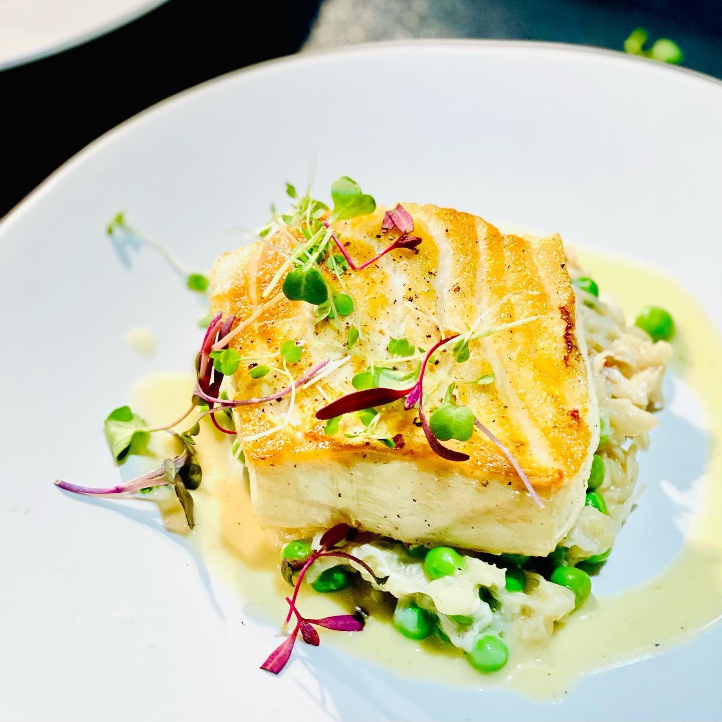 Looking back on some of our favorite dishes we prepared this year, this Seared Sea Bass with Dungeness crab and English pea risotto topped with a Meyer lemon nage is easily in our Top Ten! ✨🔝🔟

#topten #dishes #seabass #seafood #weddings #chasecent