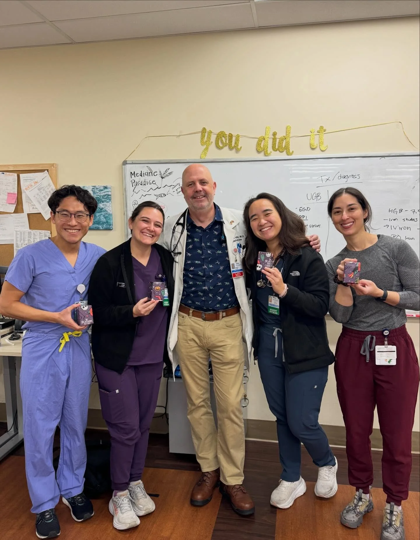 Happy Holidays from our inpatient medicine team!! 🎄We celebrated in the hospital with a white elephant gift exchange 🎁! Special shout out to Brie for bringing us donuts for Christmas on her day off and Dr. Busby for bringing us Cheerful Spuds 🥹🥹