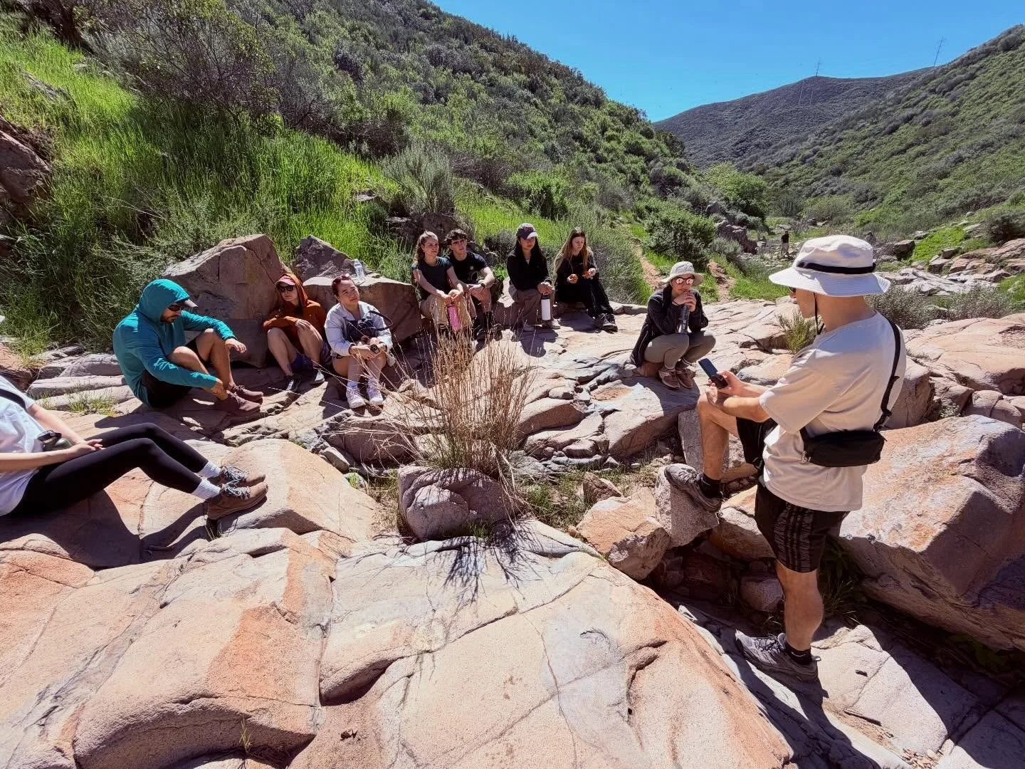 We recently went on a wilderness medicine hike at Oak Canyon Trail!! Thank you to Garrick (PGY-2) for giving a great talk on altitude sickness and how to treat it 🏔️🏔️(Photos courtesy of Dr. Andrade!)