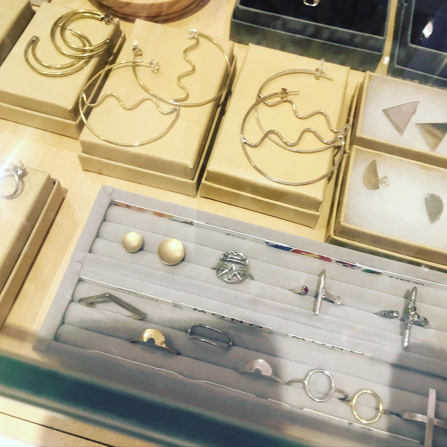 Thrilled to now have my range of 3D printed precious metal jewellery at @qvwc_shop alongside the work of other amazing makers, including @michkayoga ❤️
#forwomenbywomen #maker #3dprintedjewelry #makersgonnamake