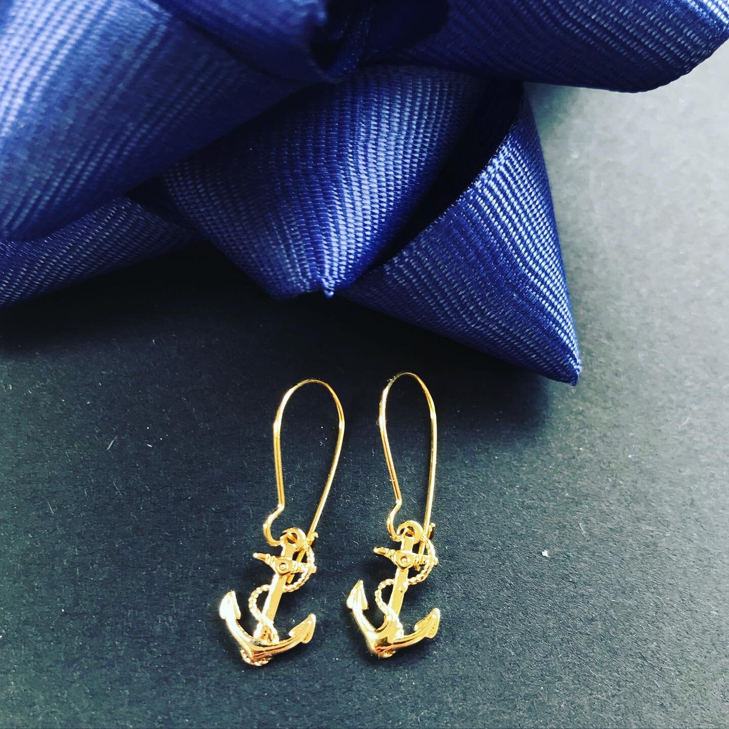 The tiniest little anchor, so light and so delicate. Ready to sail away? 
#oceanjewelry #anchor #tinyjewelry #tinyearrings