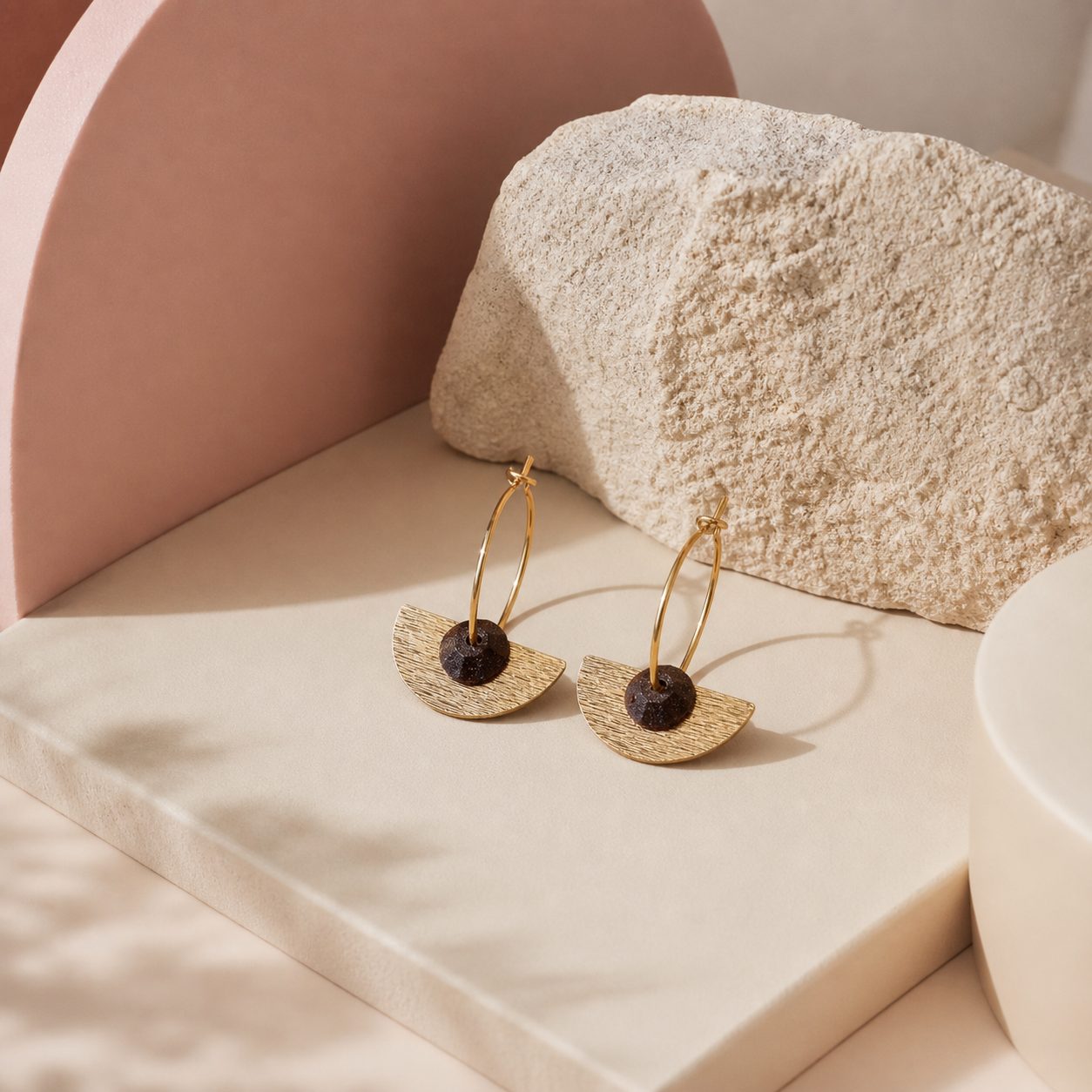 Minimalist in shape, warm in texture, and made to be noticed quietly. The Nina earrings pair a faceted gem made from recycled coffee grounds with a brushed 18K gold-plated semi-circle, suspended from lightweight 2 cm gold-plated hoops.