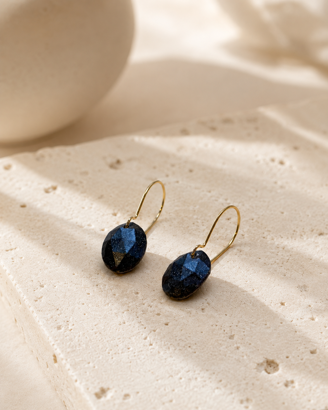 Mocka earrings made with recycled coffee ground, kidney gold hoop and dangling black faceted bean. Perfect gift for coffee addict or design lover