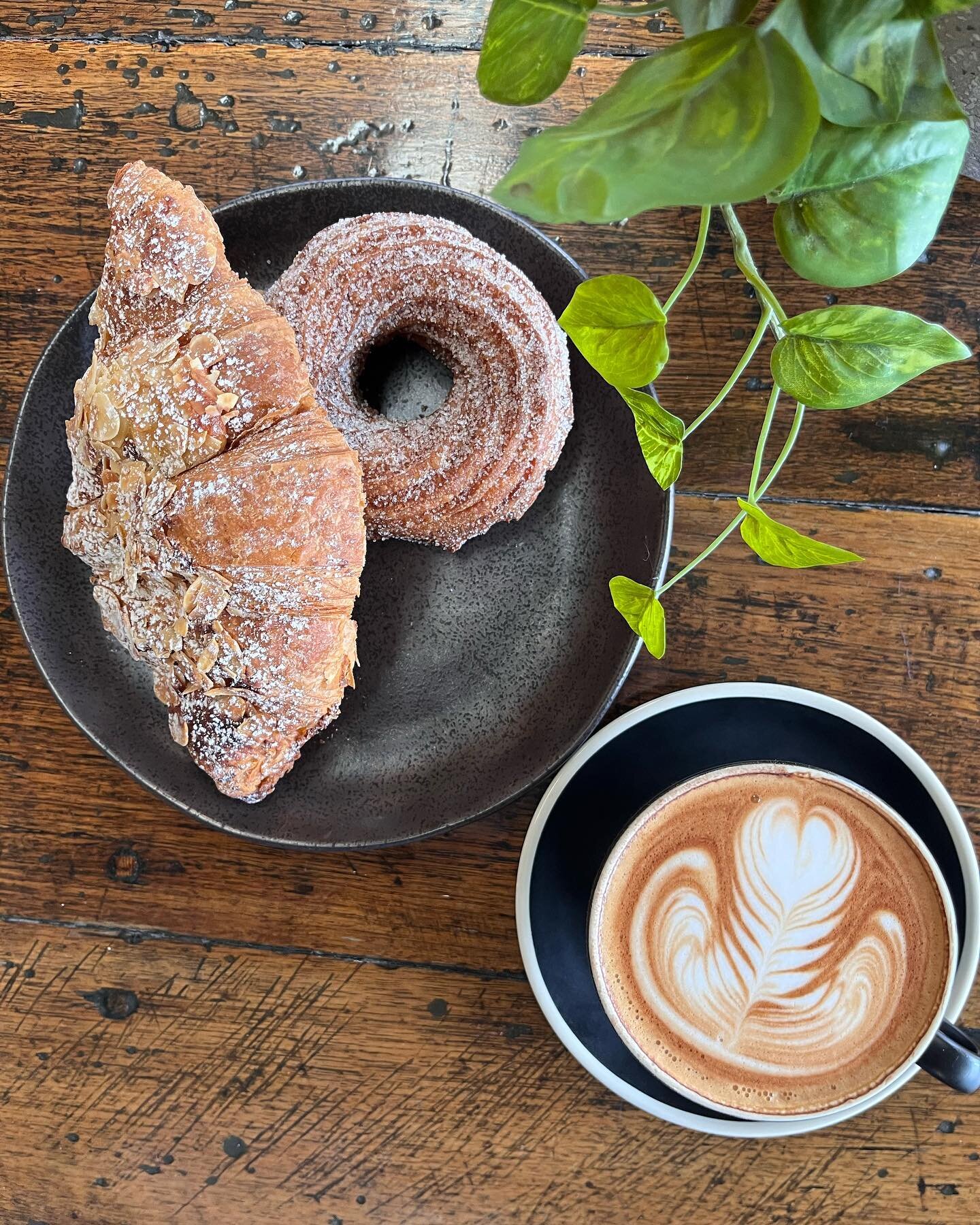 It&rsquo;s a brew-tiful Saturday ☀️. 
Why not grab your coffee &amp; pastry fix at @bootlegcoffeeco ? 😉 

Pouring till 1pm. 

#cafe #morningcoffee #coffee #weekend #pastry #cappuccino #adelaide #adelaidecafe