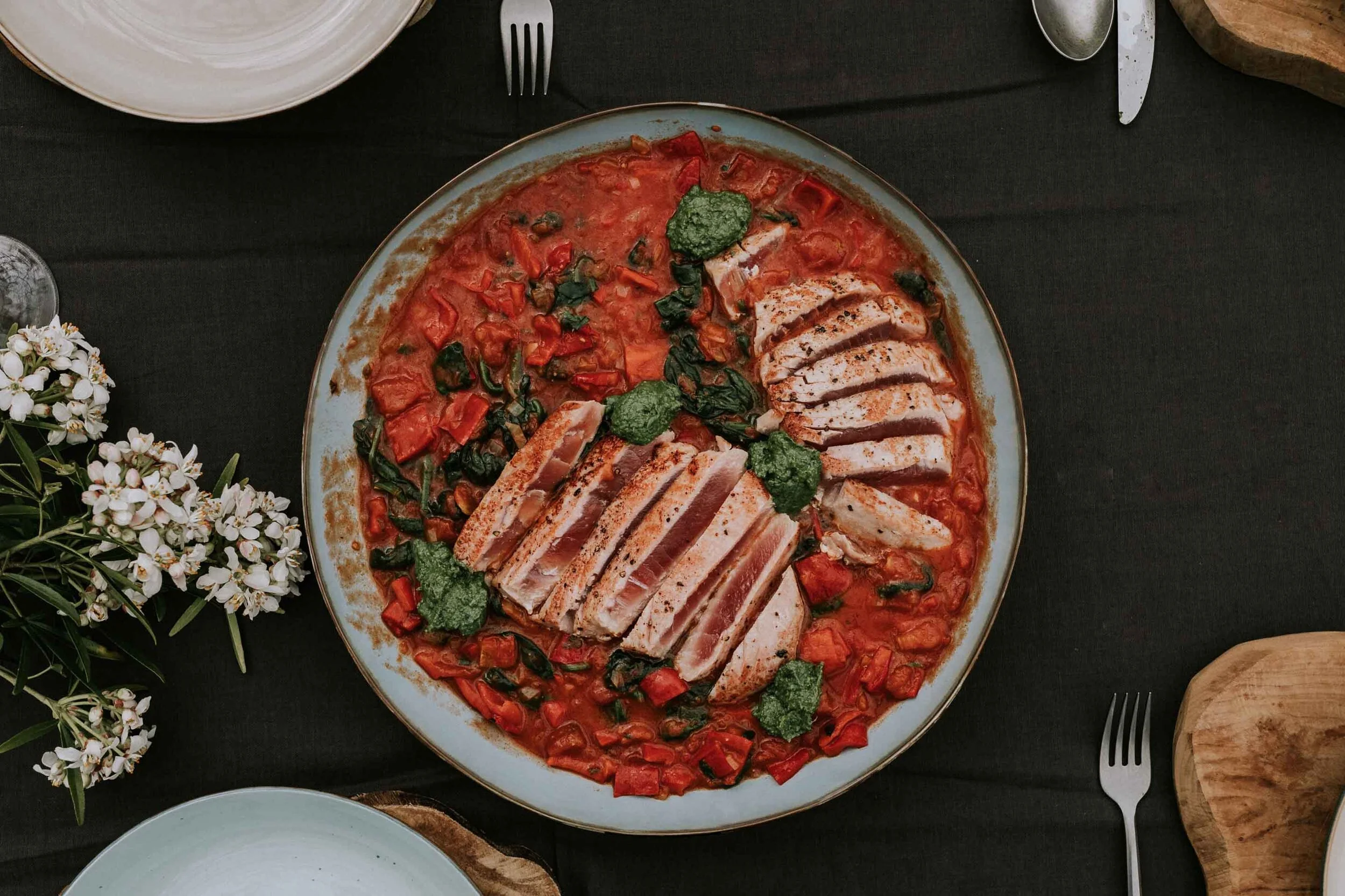Verse tonijn met zuiderse ratatouille en pesto van courgette