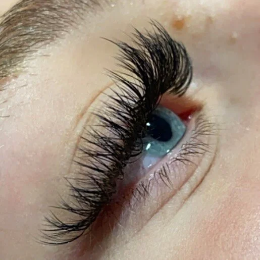 Flutter lashes! Loved doing these 👌🏽Russian handmade fans.  Cc curl 8-14

#lovemyjob #russianlashes #closeup #handmadefans #prettyblueeyes #flutterthoselashes #tuesdaymotivation #boltonlashes