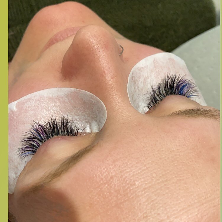 💜💙 Little touch of colour today for my lovely client who lets me experiment! Thanks @instarosieb !!
L curl and c curl violet and blue! 

#lashesofinstagram #wiganlashes #boltonlashes #beauty #somethingdifferent #somethingnew #friday #mumsofinstagra