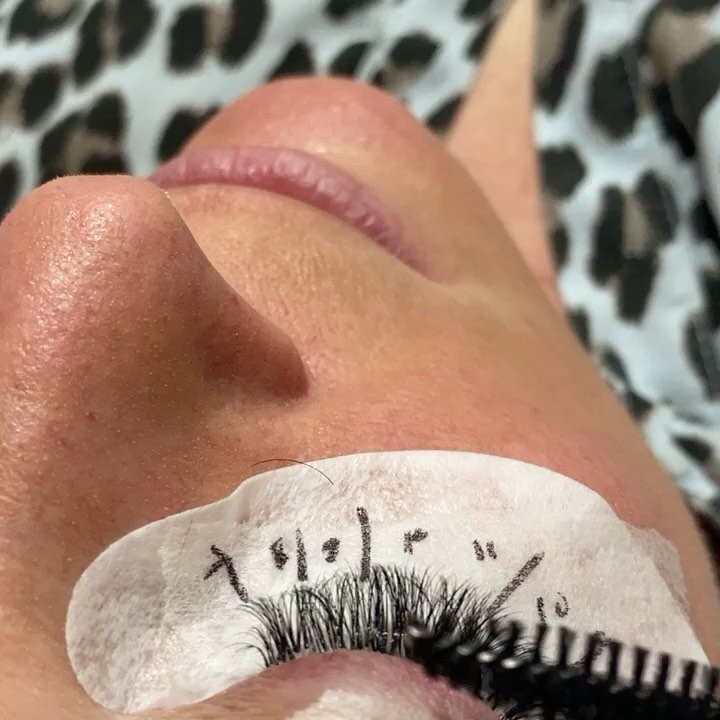 Short and sweet 🤍 remember to brush your lashes and clean them.. if they stick together they will break the natural lash 🤍🤍

Cc curl 7 - 11 

.
.
.
.
.
.
.
.
. 

#russianlashes #lashtech #lashesonlashes #handmadefans #handmadefansonly #boltonlashe