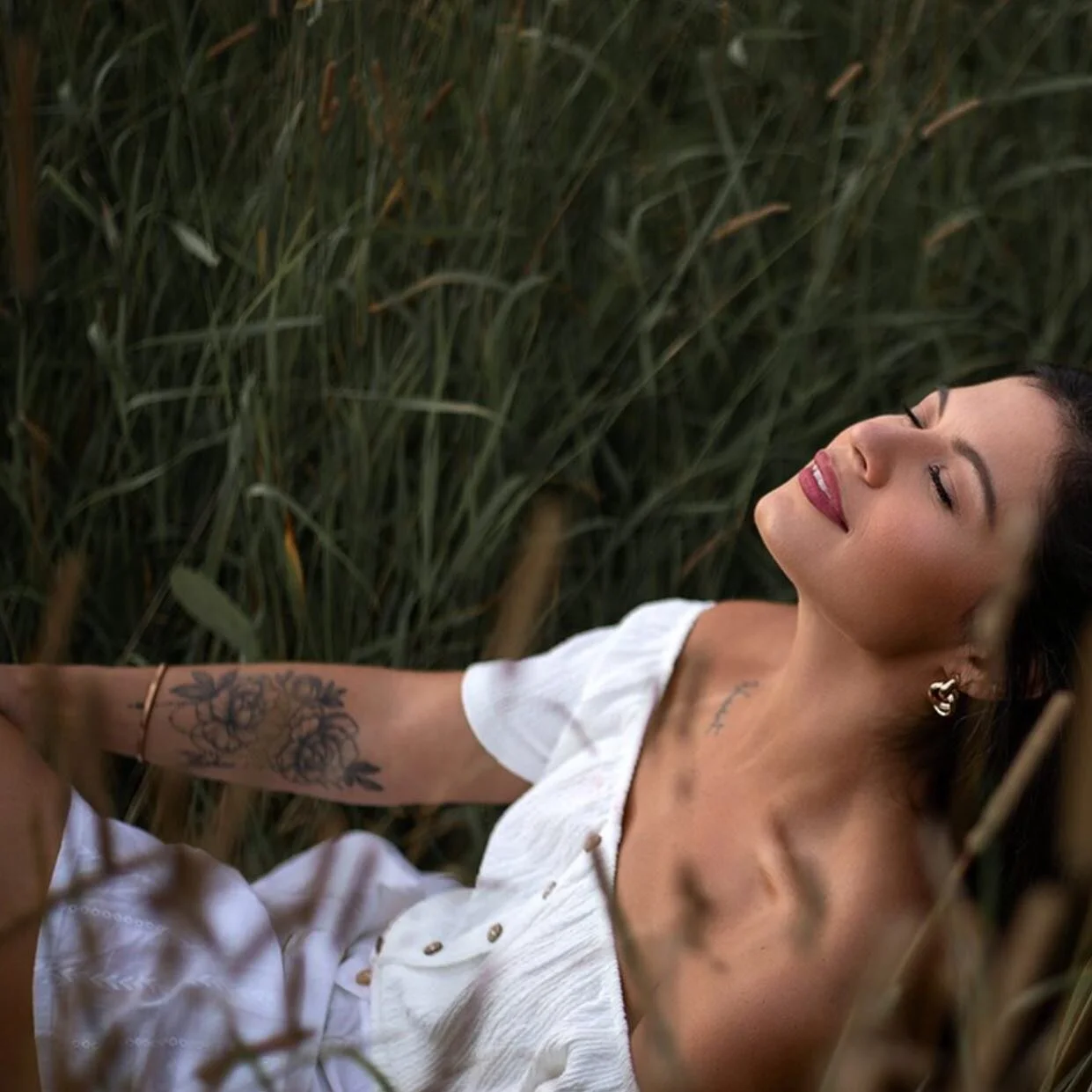 “Você não sabe o quanto eu caminhei
Pra chegar até aqui
Percorri milhas e milhas antes de dormir
Eu nem cochilei
Os mais belos montes escalei
Nas noites escuras de frio chorei...
A vida ensina e o tempo traz o tom
Pra nascer