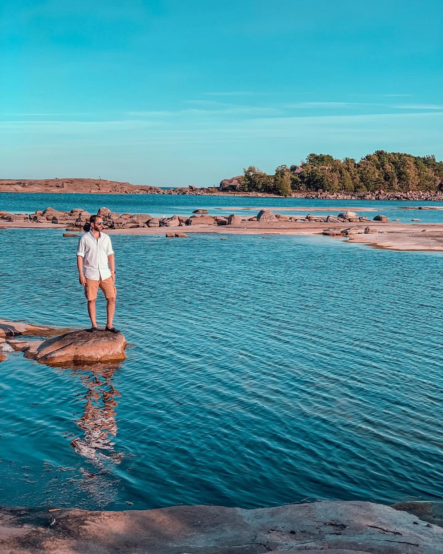 Chilling on this little rock surrounded by the waters at an amazing spot in Hanko - Finland!
😎☀️🇫🇮
#TravelPhotography #Wanderlust #ExploreTheWorld #CapturingMoments #TravelAddict #PicturePerfect #RoamingTheGlobe #AdventureAwaits #MemoriesMade #Bea