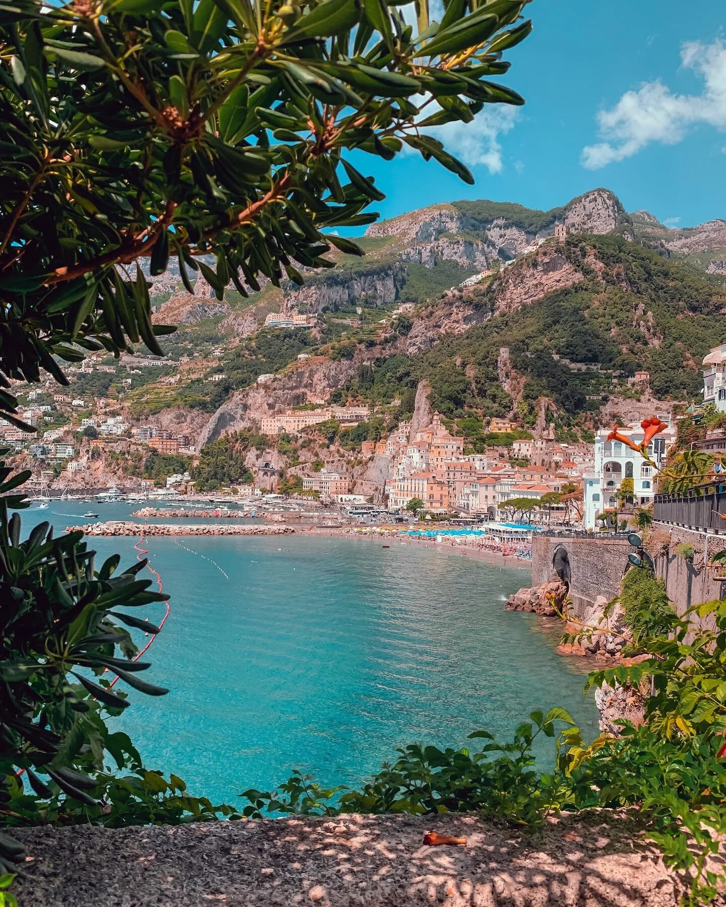 When you are in Amalfi, enjoying the Amalfi Coast and find the perfect spot to freeze this frame in a picture including all the beauty of this amazing place!
☀️🌎🇮🇹
 #Amalfi #AmalfiCoast #Italy #TravelItaly #Travelgram #Wanderlust #TravelGoals #Buc