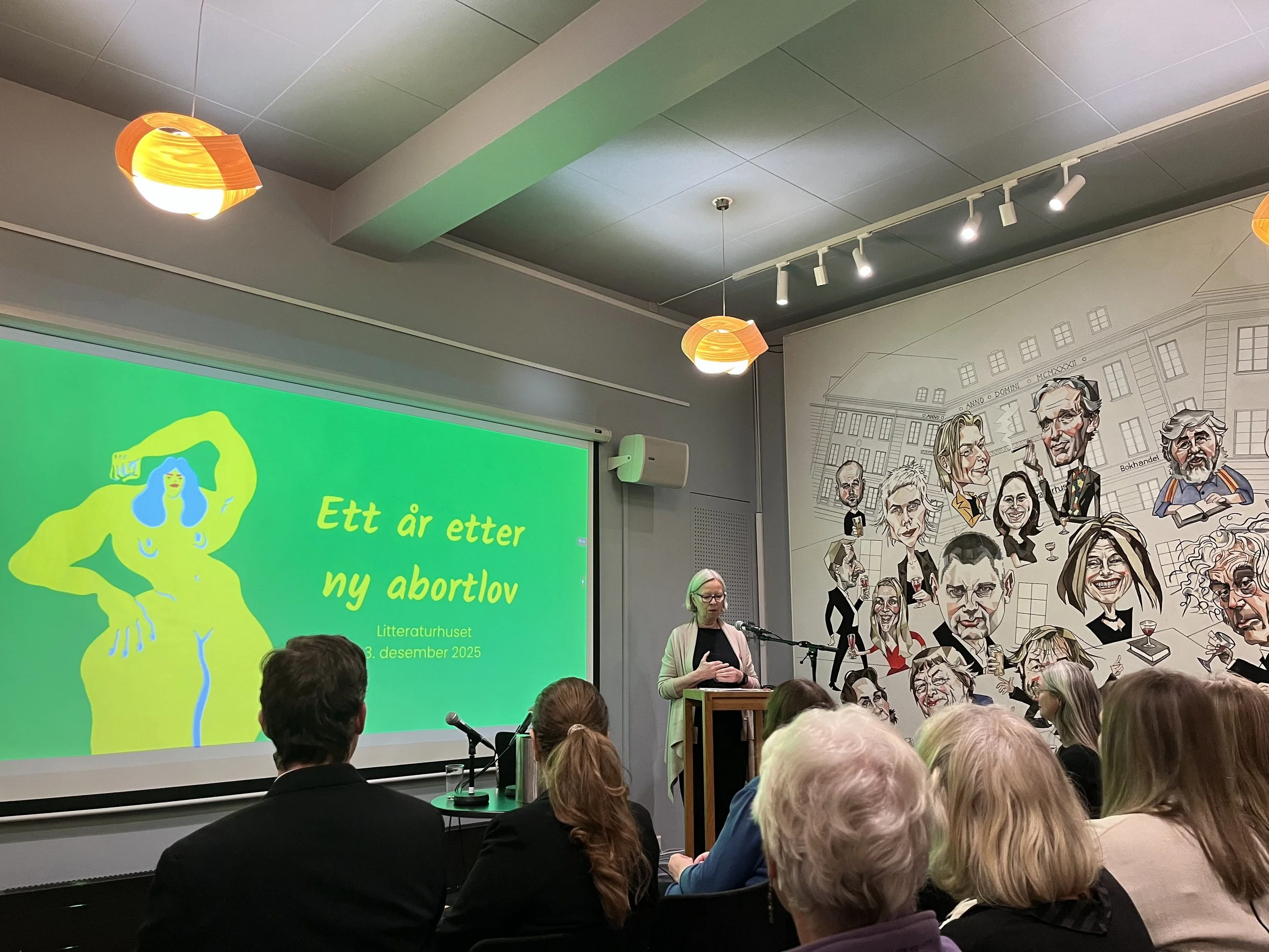 Kristin Hetle fra Oslo Kvinnesaksforening var kveldens konferansier