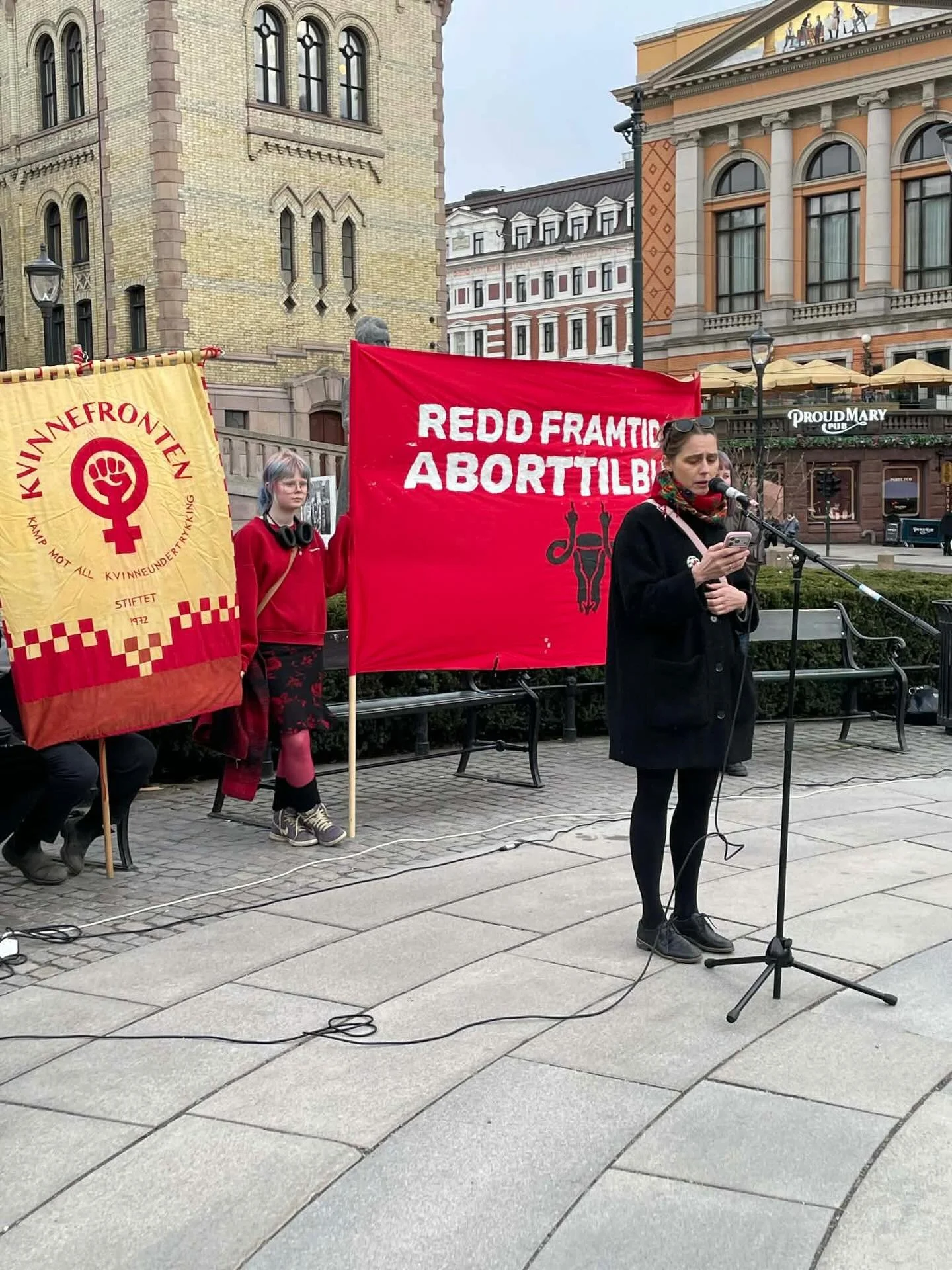 Takk til alle som m&oslash;tte opp p&aring; demonstrasjonen foran Stortinget i dag for &aring; redde framtidas aborttilbud ✊

Cathrine Linn Kristiansen holdt appell p&aring; vegne av Kvinnebevegelsens abortutvalg, der Kvinnefronten er med og ogs&arin