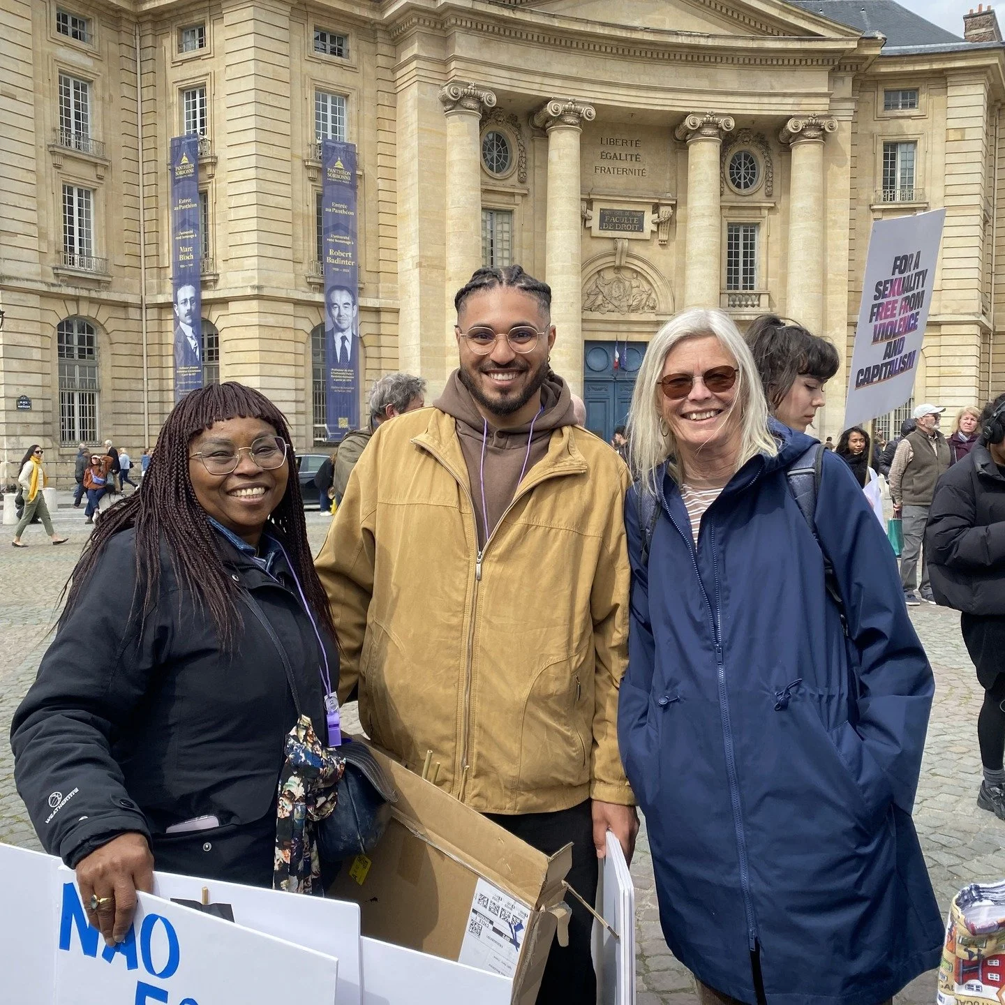 🚩✊🏼Vi skal kjempe til ingen kvinner eller jenter er til salgs! ✊🏼🚩

Dette var budskapet fra over 800 deltakere i Frankrikes feiring av 10-&aring;rs jubileet for sexkj&oslash;psloven - en lov som forbyr kj&oslash;p av sex, og som har et sterkt fok