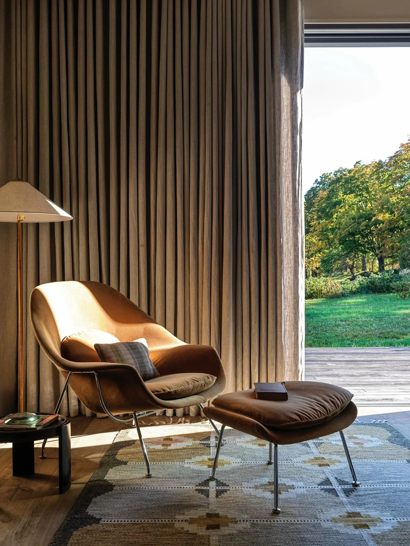 Sunny moment on a chair that begs to be sat in. Loved how the curtains turned out in our Vermont project.
#carterdesign #interiorsinspiration #interiordesign #vermontinteriors