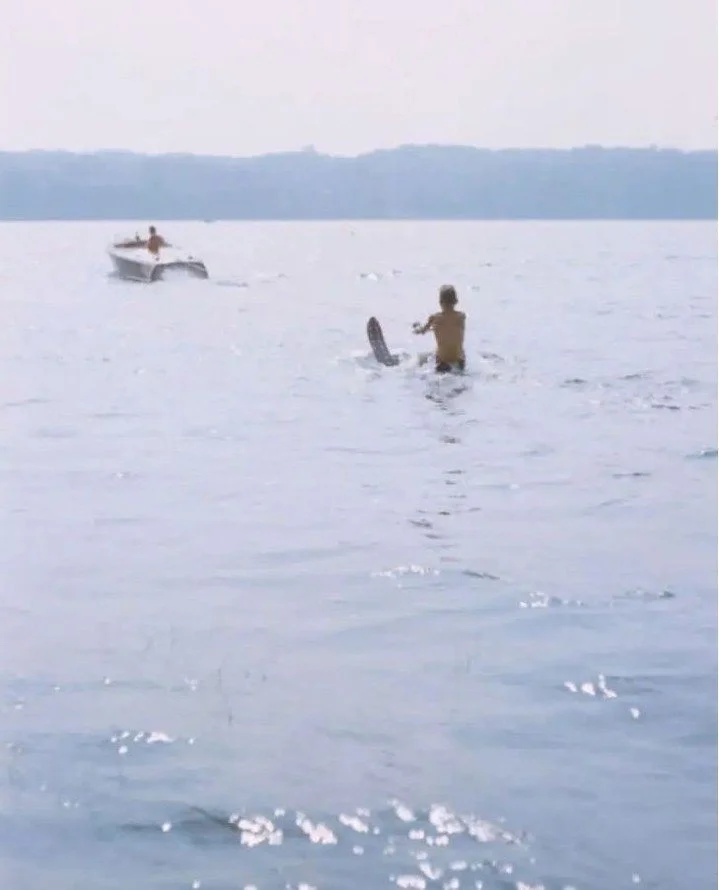 Heading to the weekend.⁠
This lovely moment was captured by Toni Frisell in 1954.⁠
Photo available on @1stdibs⁠
⁠
#beachhouse #seaside #coastal #coast #tonifrisell