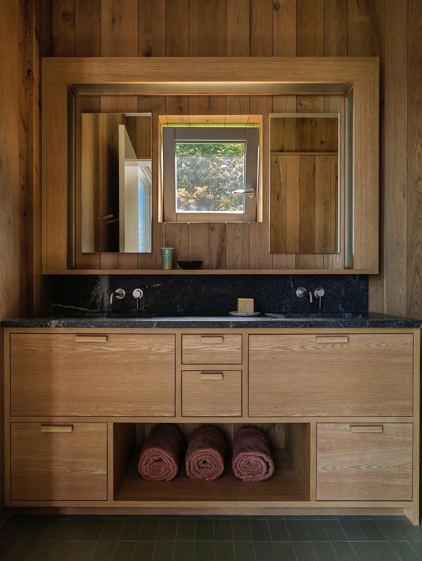 The bathroom at our Vermont Project.
This is the room that was definitely inspired by a Bento Box.
#interiordesign #carterdesign 
Photo by @chrismottalini
construction by @redhousebuilding