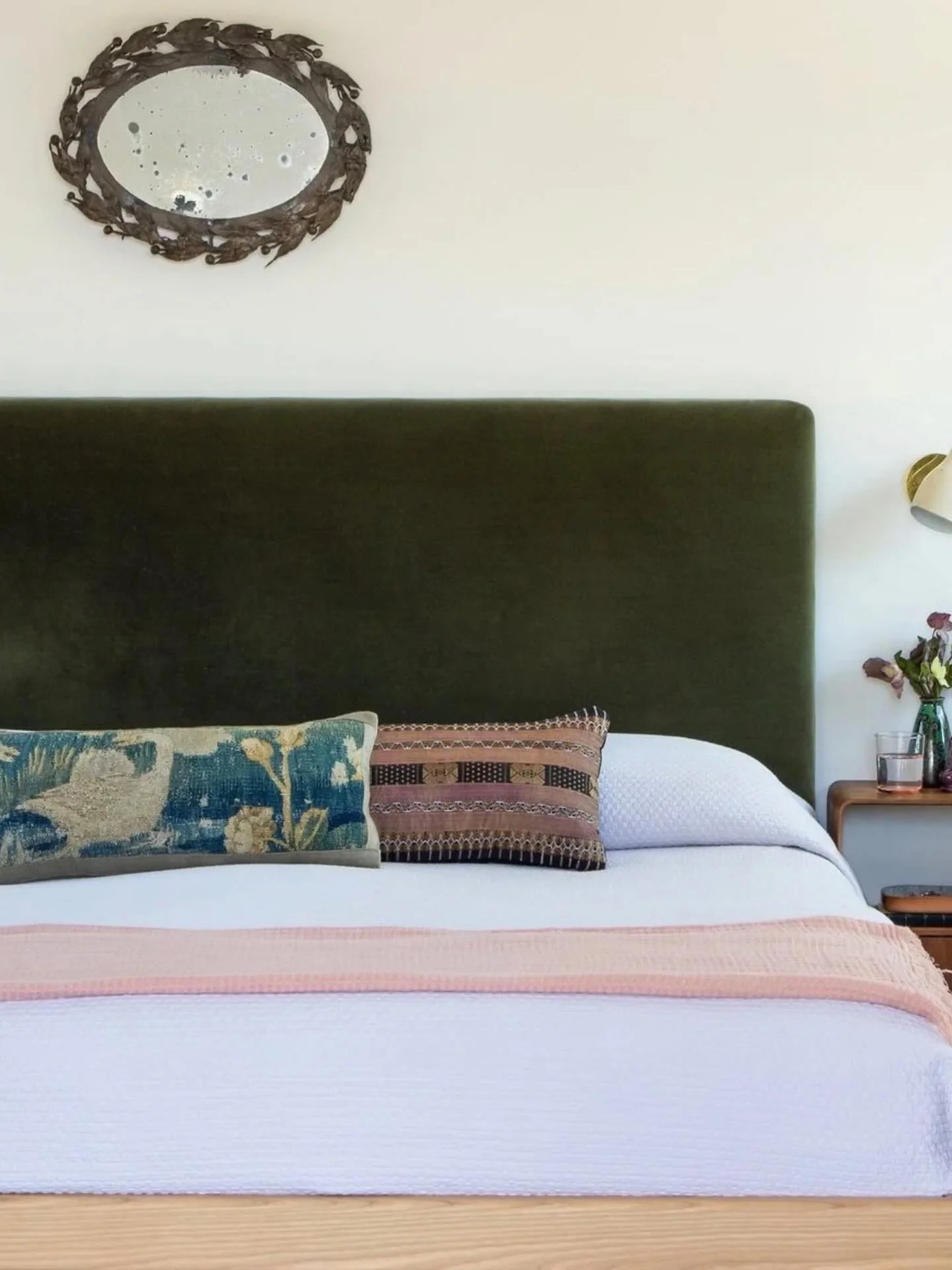 Welcome to the weekend!
The bedroom from our San Marino Project.

@laurejoliet @liefgallery @melaniogomez_interiorstylist @kalonstudios @patmcganngallery @tai_jewelry 

#interiordesign