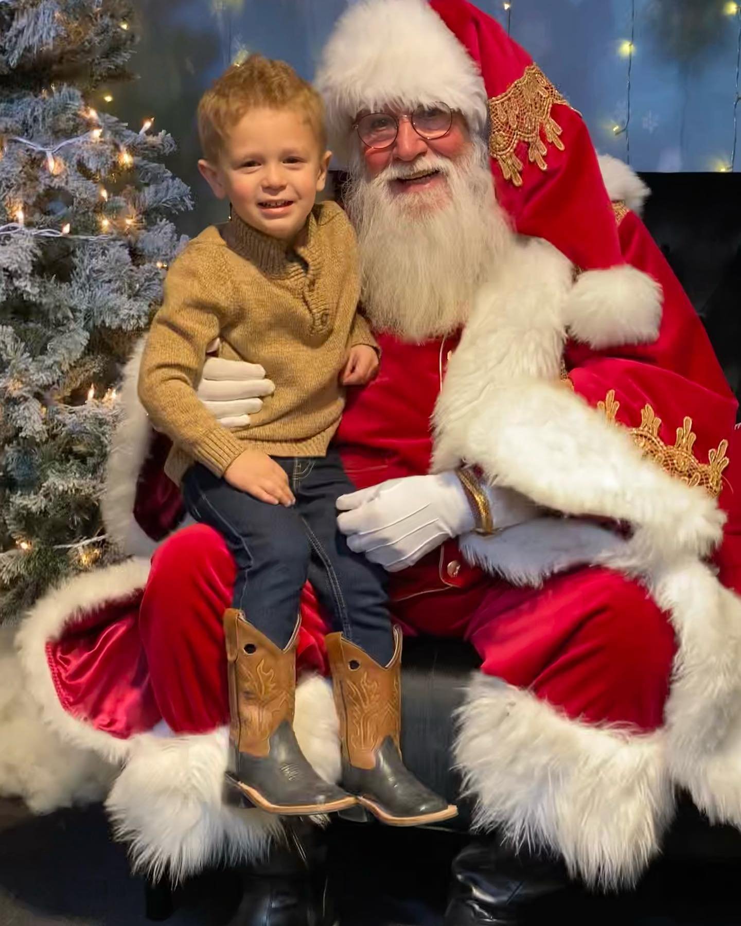 Best. Santa. Ever. 🎄🥰
We had the best night at our candlelight service tonight 💙