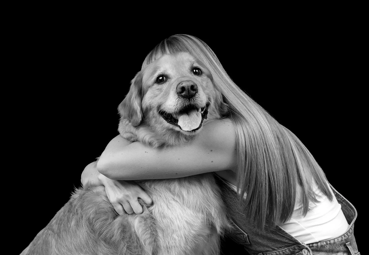 Golden-Retriever-hugs-mom-black-white-dog-photoshoot-minneapolis.jpg